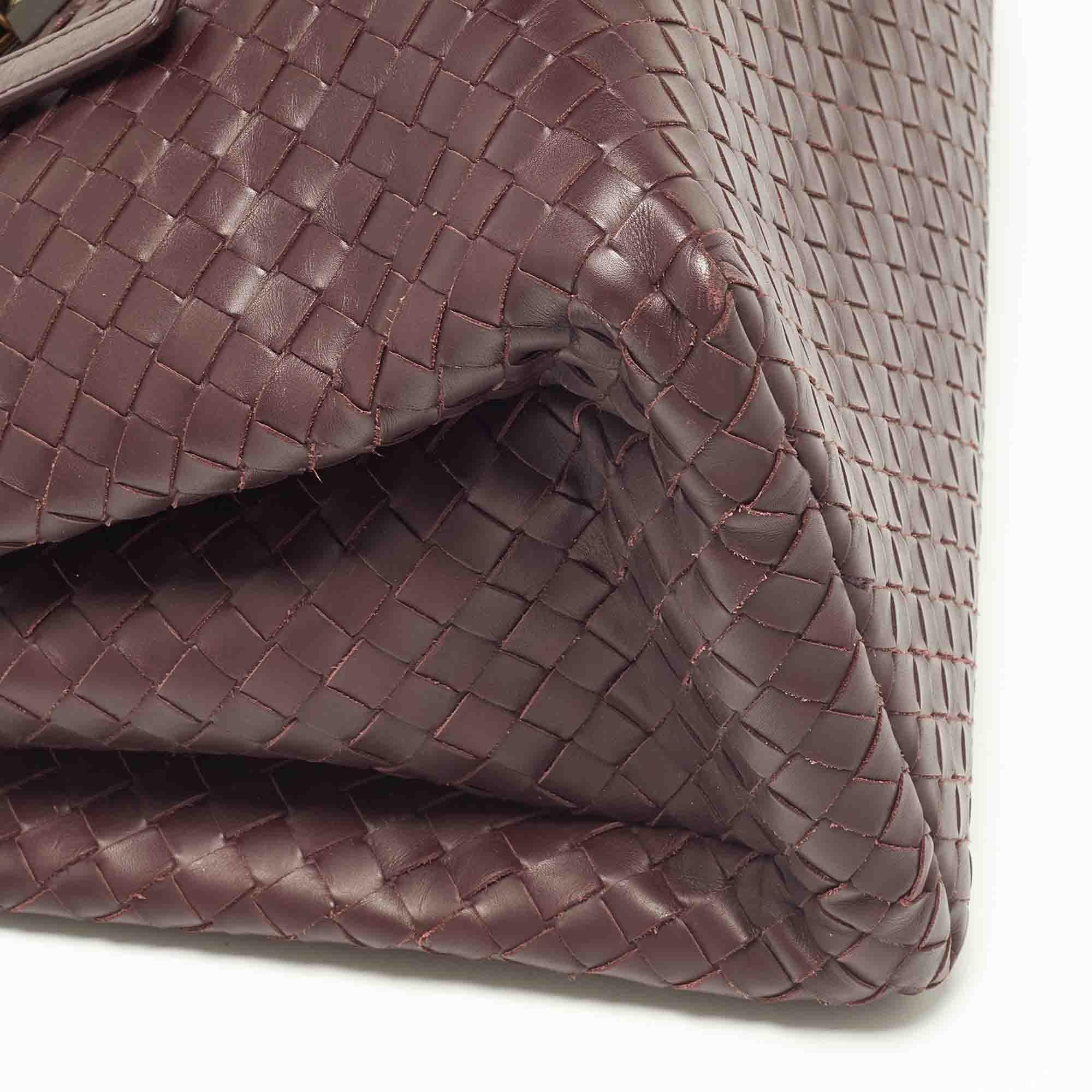 Bottega Veneta Burgundy Intrecciato Leather Small Roma Tote In Good Condition In Dubai, Al Qouz 2