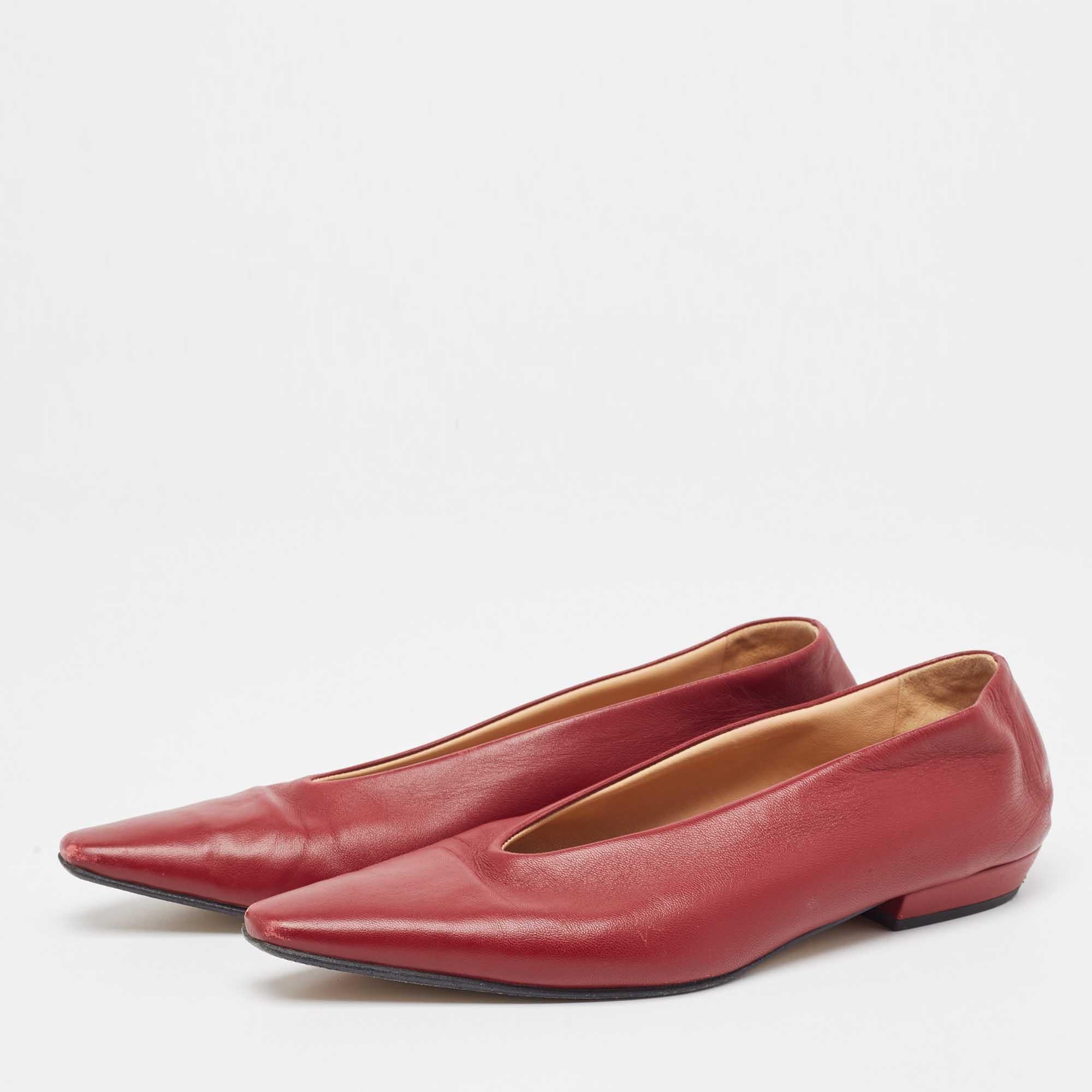 Complétez votre look en ajoutant ces ballerines Bottega Veneta à votre collection de chaussures de tous les jours. Ils sont fabriqués avec soin pour garantir un ajustement et un style parfaits.