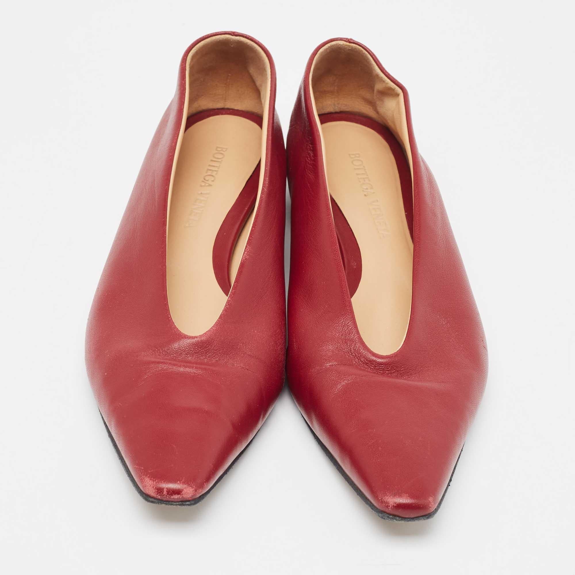 Marron Bottega Veneta Ballerines à bouts arrondis en cuir bordeaux taille 35 en vente