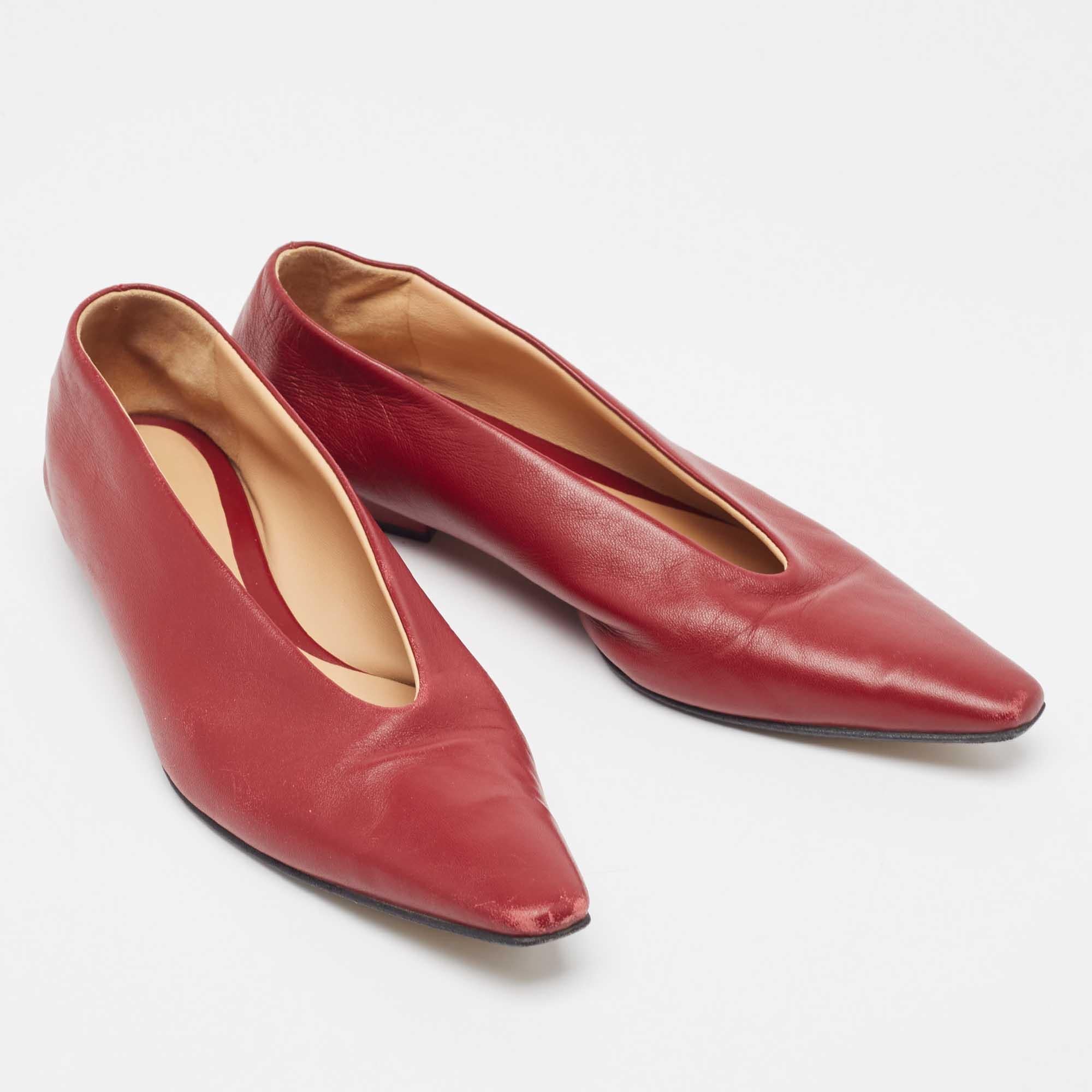Bottega Veneta Ballerines à bouts arrondis en cuir bordeaux taille 35 Bon état - En vente à Dubai, Al Qouz 2