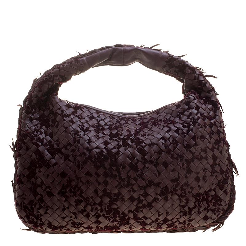 Dazzle the crowd with this trendy and elegant leather handbag. This bag is shaped by the leading Bottega Veneta brand that will ensure perfect look at all times. Presenting in a remarkable burgundy and strong intrecciato construction, this bag