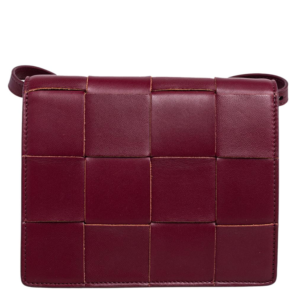 The current bag on many fashionista's minds is the Cassette bag from the house of Bottega Veneta. We have here the BV Mini Cassette in burgundy leather, flaunting the signature Intrecciato maxi weave and a shoulder strap. It is a must-have!

