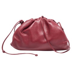 Bottega Veneta Burgunderfarbene Leder-Clutch The Pouch Clutch