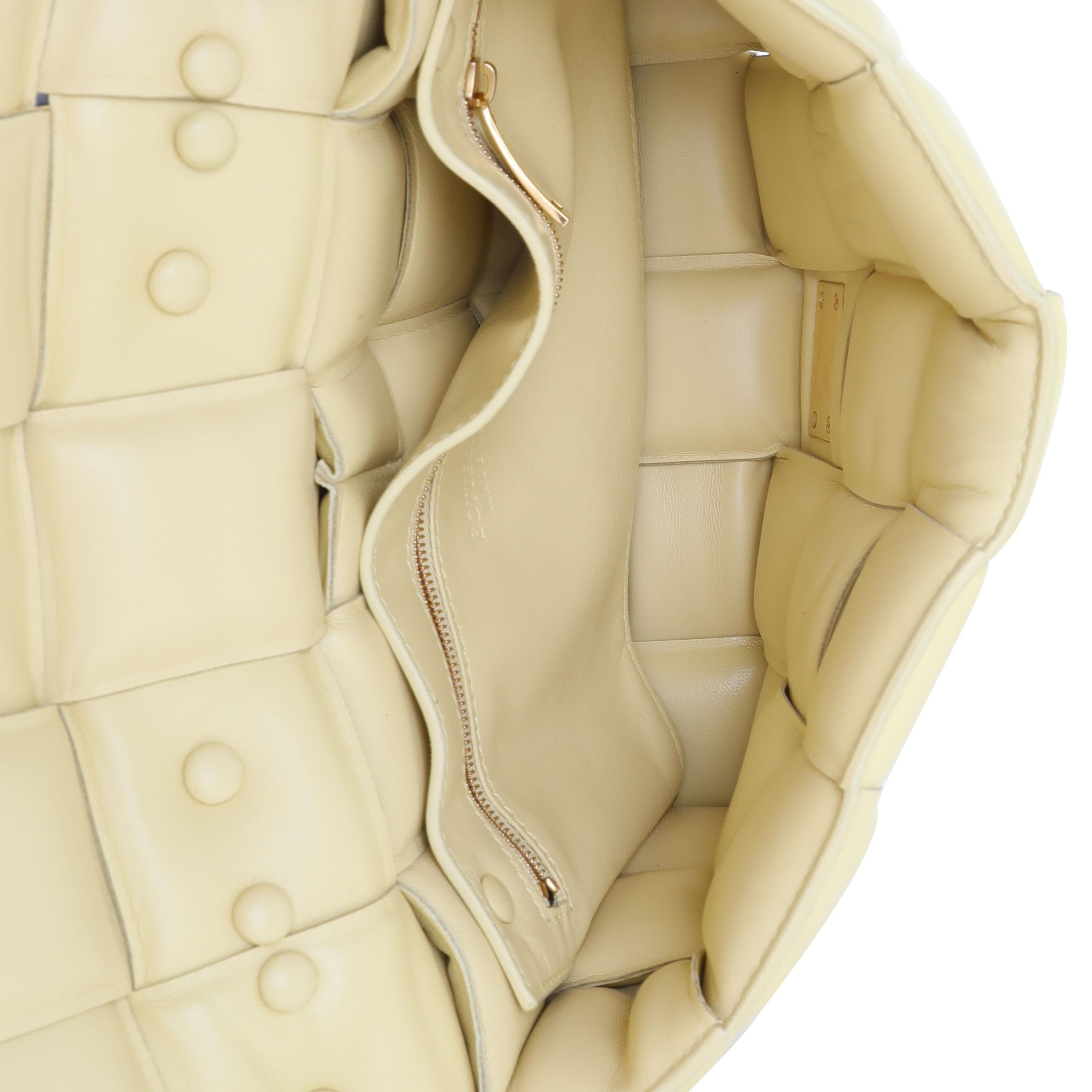 Bottega Veneta Butter Maxi Intrecciato Borsa a cassetta in pelle con catena In condizioni ottime a New York, NY
