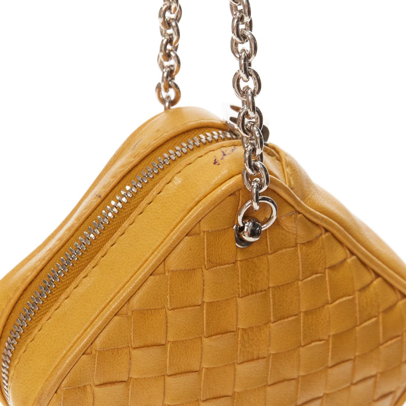 Pochette-bracelet BOTTEGA VENETA jaune beurre intrecciato tissé à chaîne argentée en vente 2