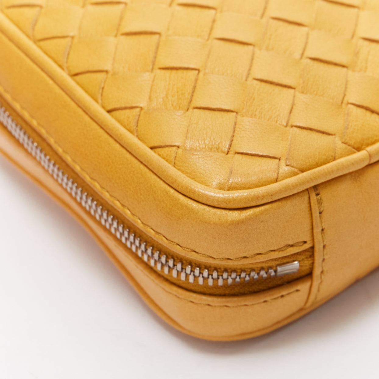 Pochette-bracelet BOTTEGA VENETA jaune beurre intrecciato tissé à chaîne argentée en vente 3