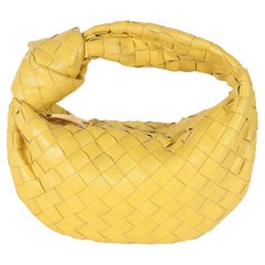 Butterbecher Intrecciato Mini Jodie aus Lammfell von Bottega Veneta aus Lammfell