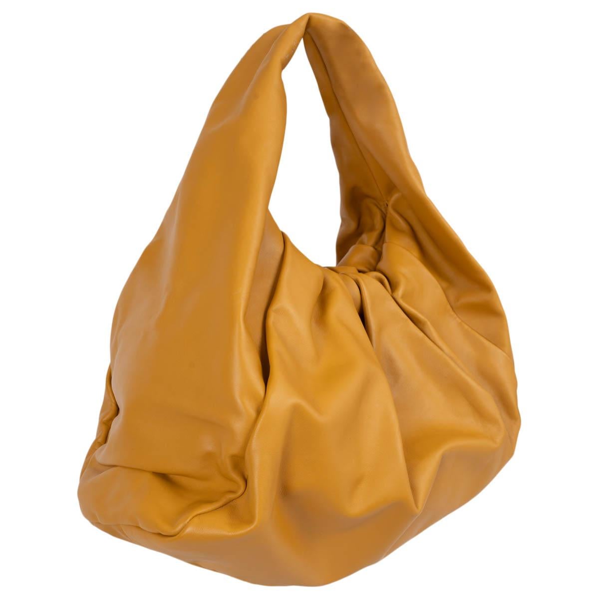 Sac à bandoulière Pouch Maxi 100% authentique de Bottega Veneta en cuir d'agneau lisse de couleur caramel. Fermeture à cadre froncé. Il a été porté une fois et est dans un état pratiquement neuf. Livré avec un sac à poussière maxi.