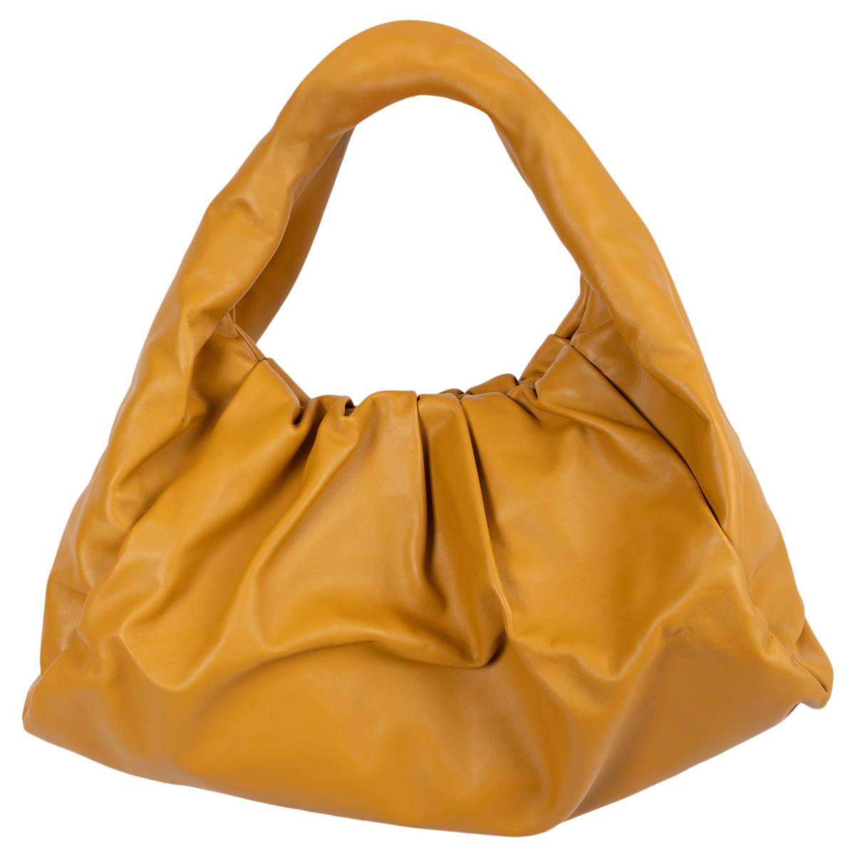 Marron BOTTEGA VENETA Sac hobo MAXI POUCH en cuir brun Butterscotch en vente