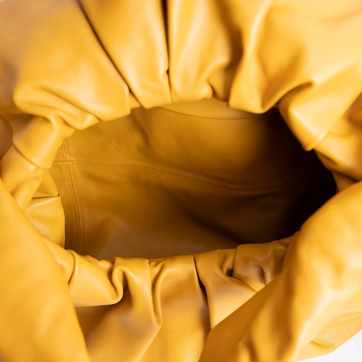 BOTTEGA VENETA Sac hobo MAXI POUCH en cuir brun Butterscotch Pour femmes en vente
