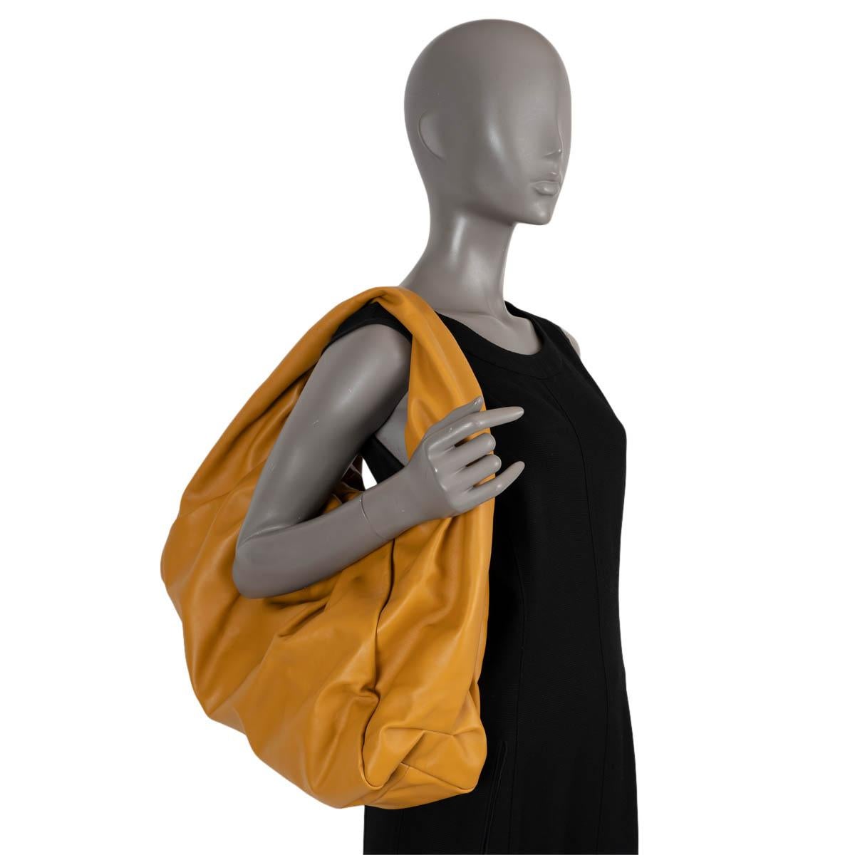 BOTTEGA VENETA Sac hobo MAXI POUCH en cuir brun Butterscotch en vente 3