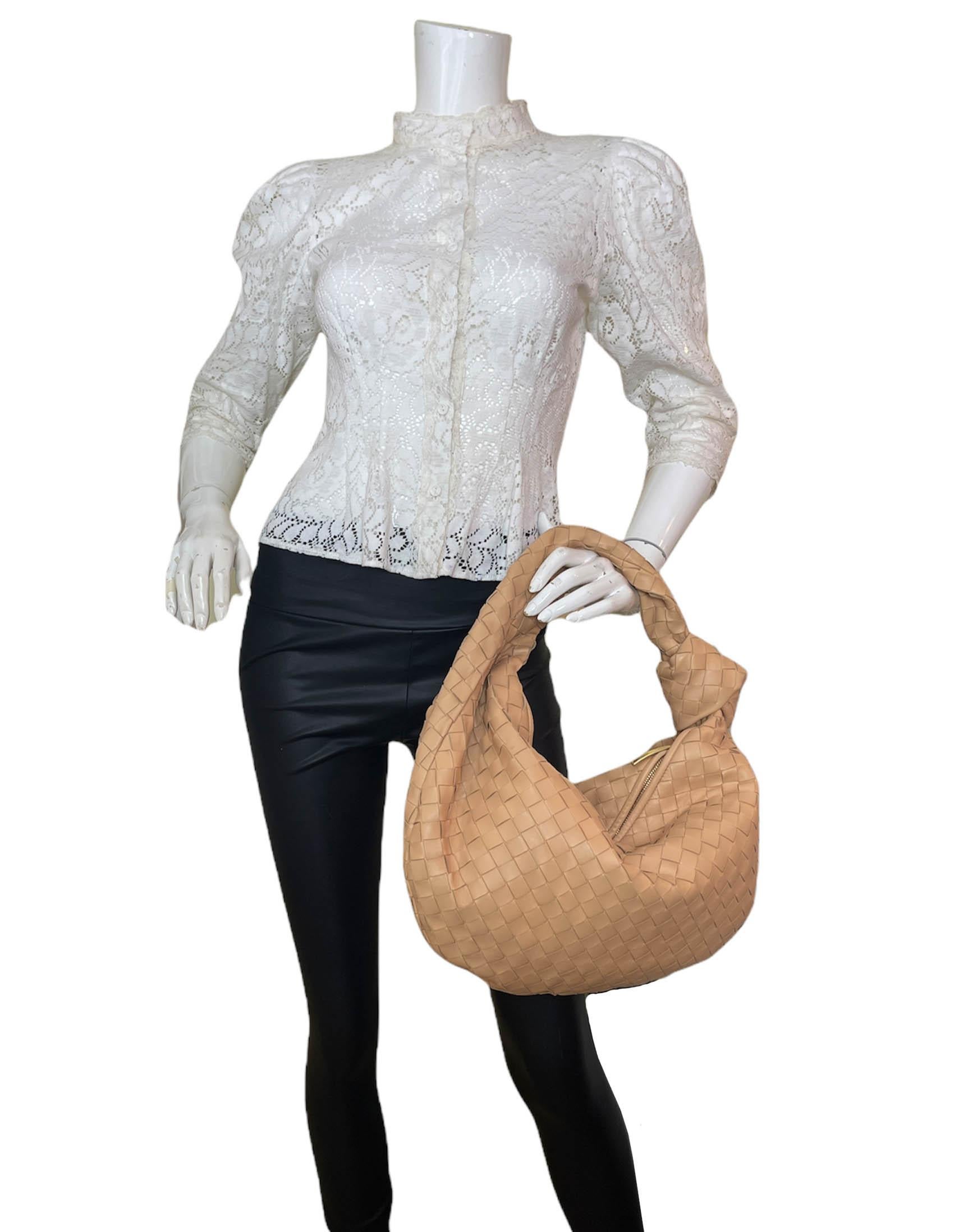 Bottega Veneta BV Almond Beige Intrecciato 15 Leather Medium Jodie Hobo Bag

Made In: Italy
Year of Production: 2020-2021
Color: Almond beige
Hardware: Goldtone
Materials: Lambskin leather
Lining: Calfskin leather
Closure/Opening: Zip top
Interior