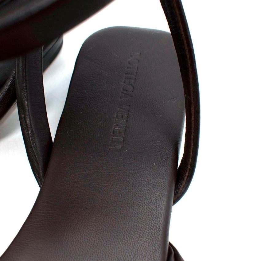 Bottega Veneta BV Sandalias planas espirales marrón chocolate - US 9.5 en venta 1