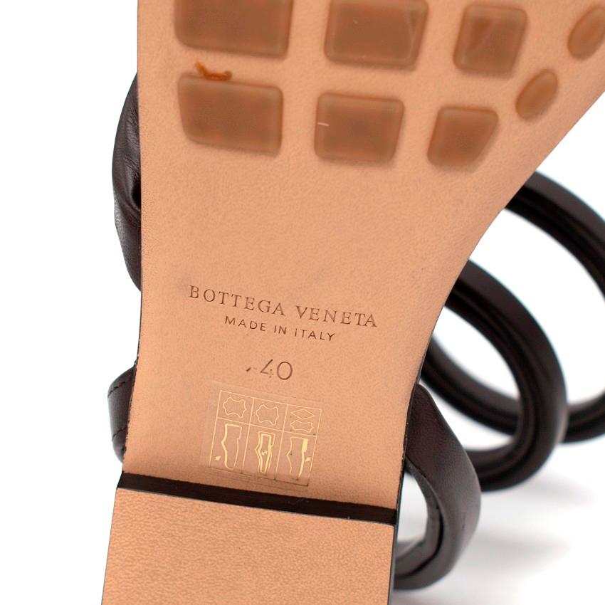 Bottega Veneta BV Sandalias planas espirales marrón chocolate - US 9.5 en venta 4