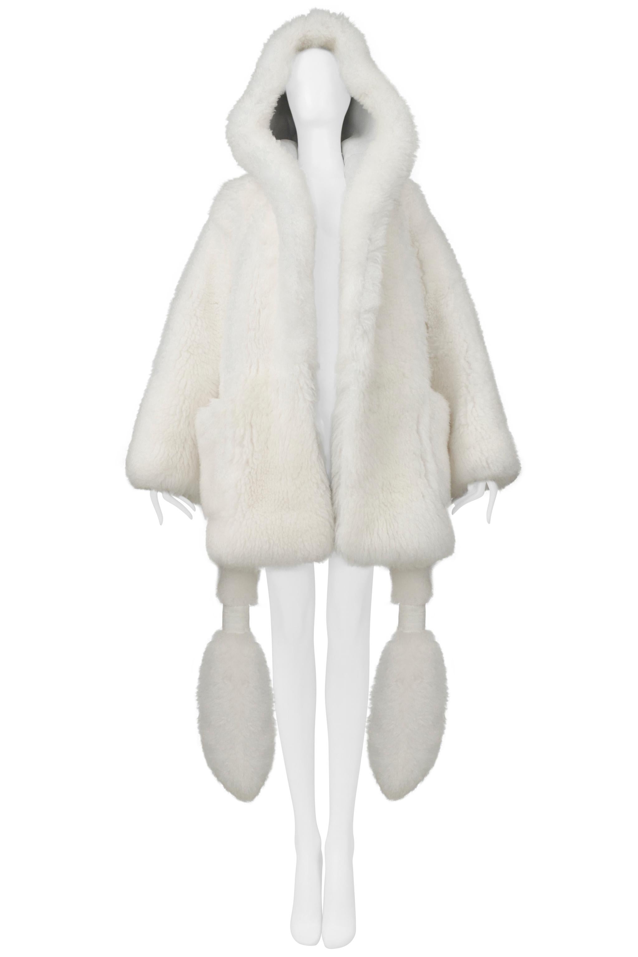 Resurrection Vintage è lieta di offrire una bellissima Bottega Veneta by Daniel Lee 100% White Shearling Lamb Fur caratterizzata da una vestibilità oversize, fodera interna in 100% pelle, cintura di pelliccia a sbuffo con code, cappuccio e tasche