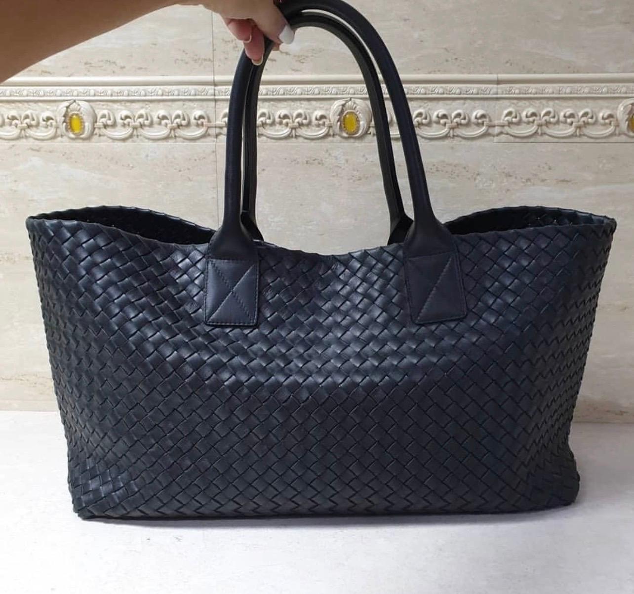Designed to be spacious and lightweight, this version is hand woven from matte  lamp leather. 
Finished with rolled handles and an interior zipper pouch 
Length : 42 (58) cm
Height : 26 cm
Width : 17 cm

Original packaging is not included.

For