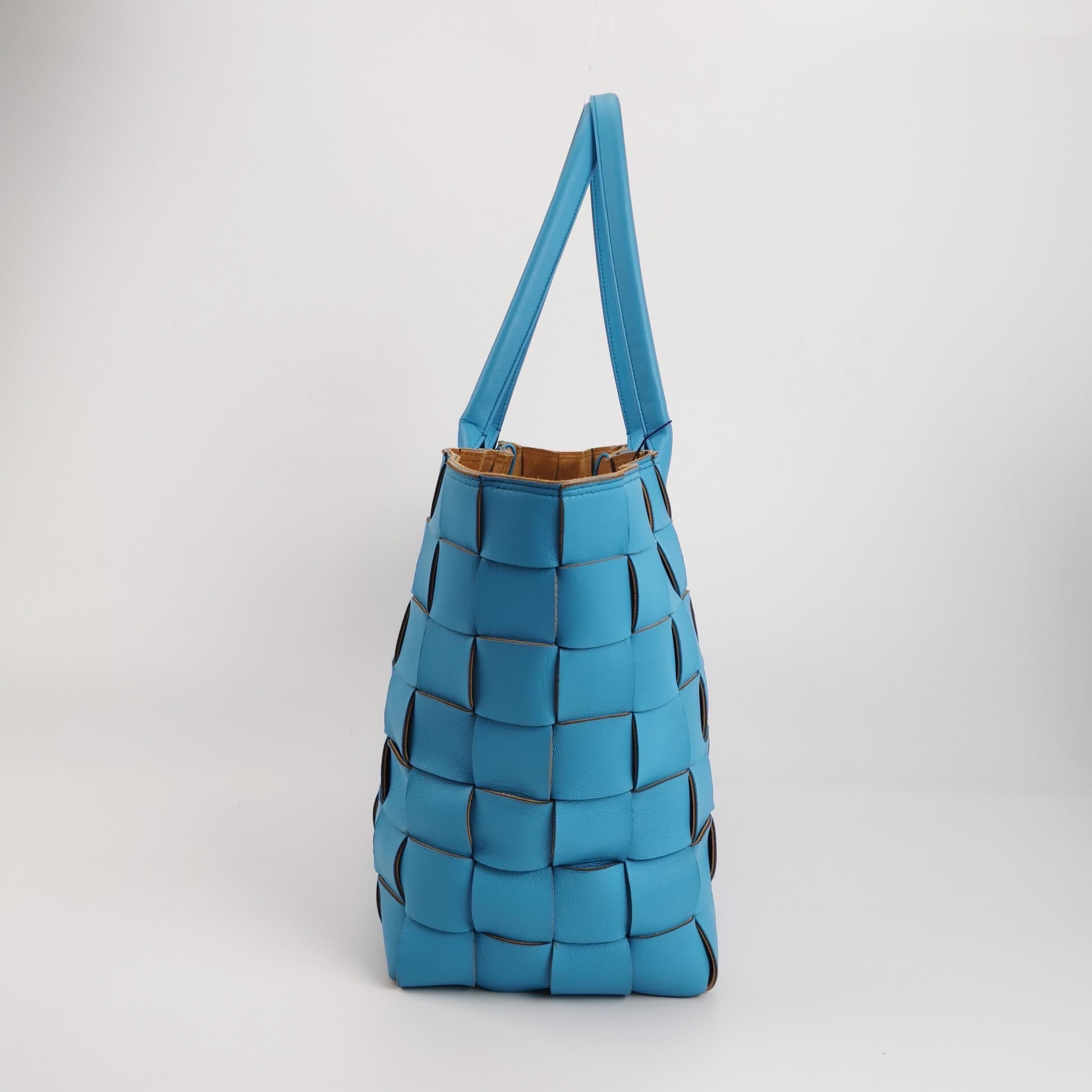 Bottega Veneta Cabat Large Bleu Large Intreccio Leather Brown Suede Tote Bag en vente 6