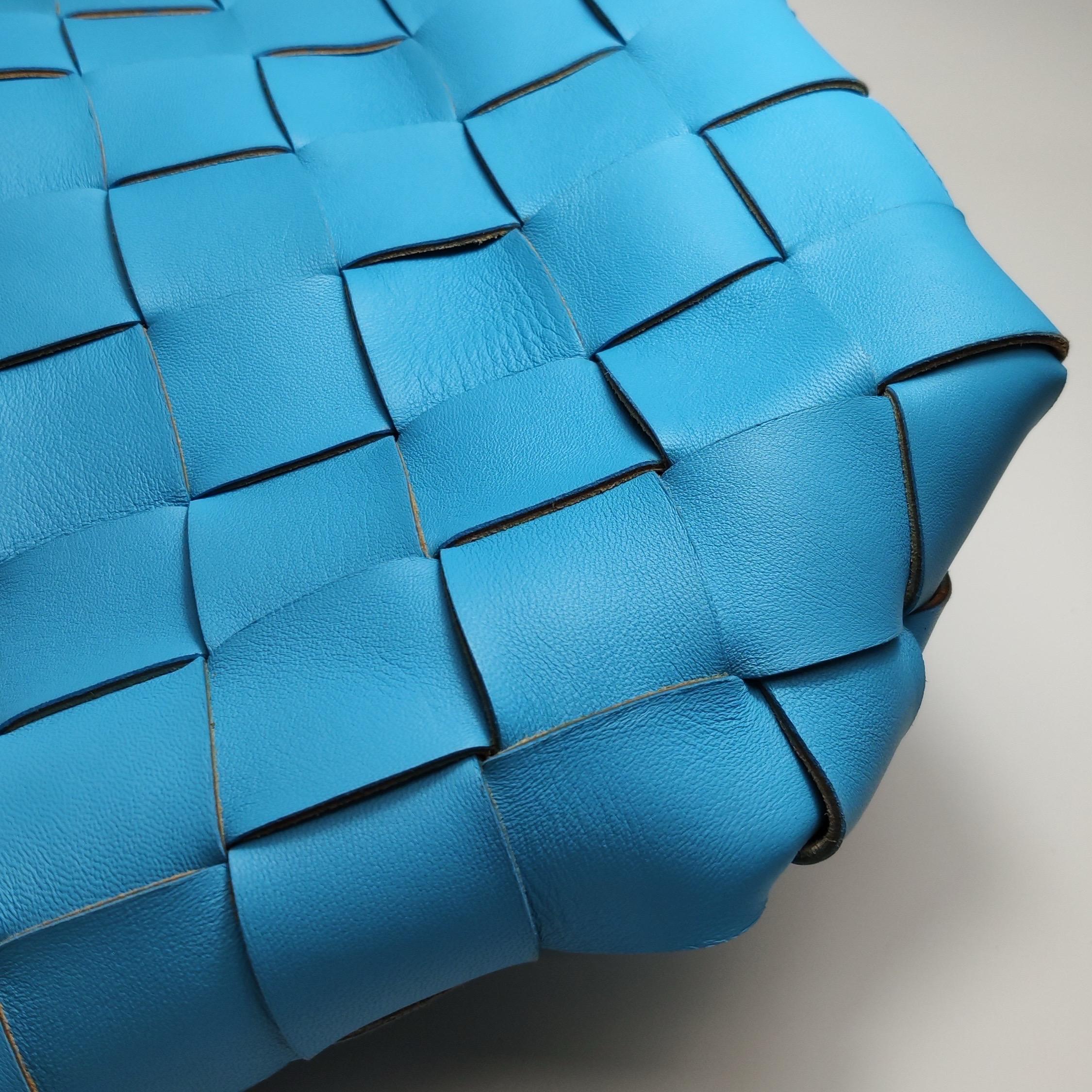Bottega Veneta Cabat Large Bleu Large Intreccio Leather Brown Suede Tote Bag en vente 12