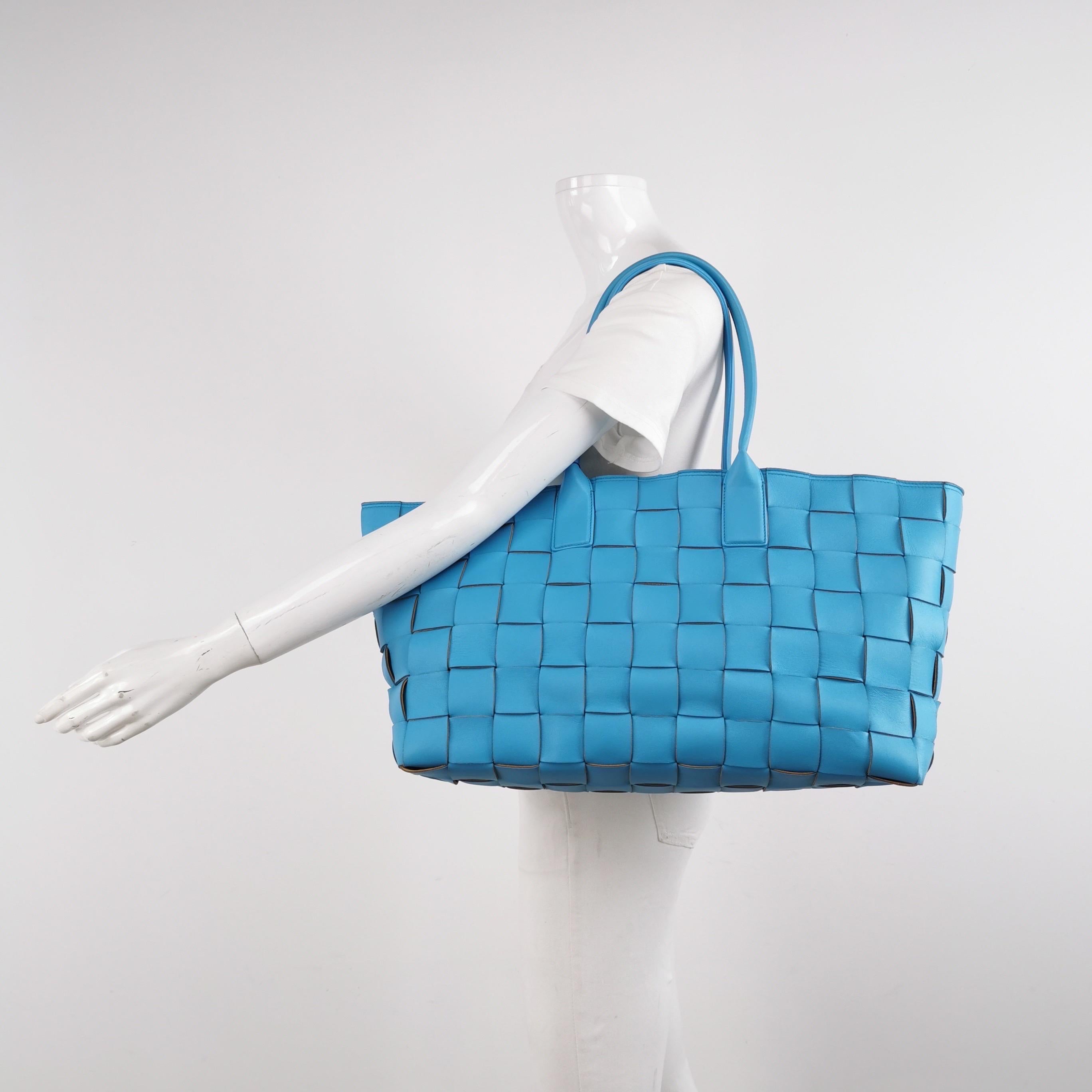 Découvrez le luxe sophistiqué du sac fourre-tout en cuir Bottega Veneta Cabat Intreccio. Vous serez séduit par l'élégance de son design culte, réalisé à la main dans un luxueux cuir de veau avec le tissage intreccio emblématique. 

ÉTAT :