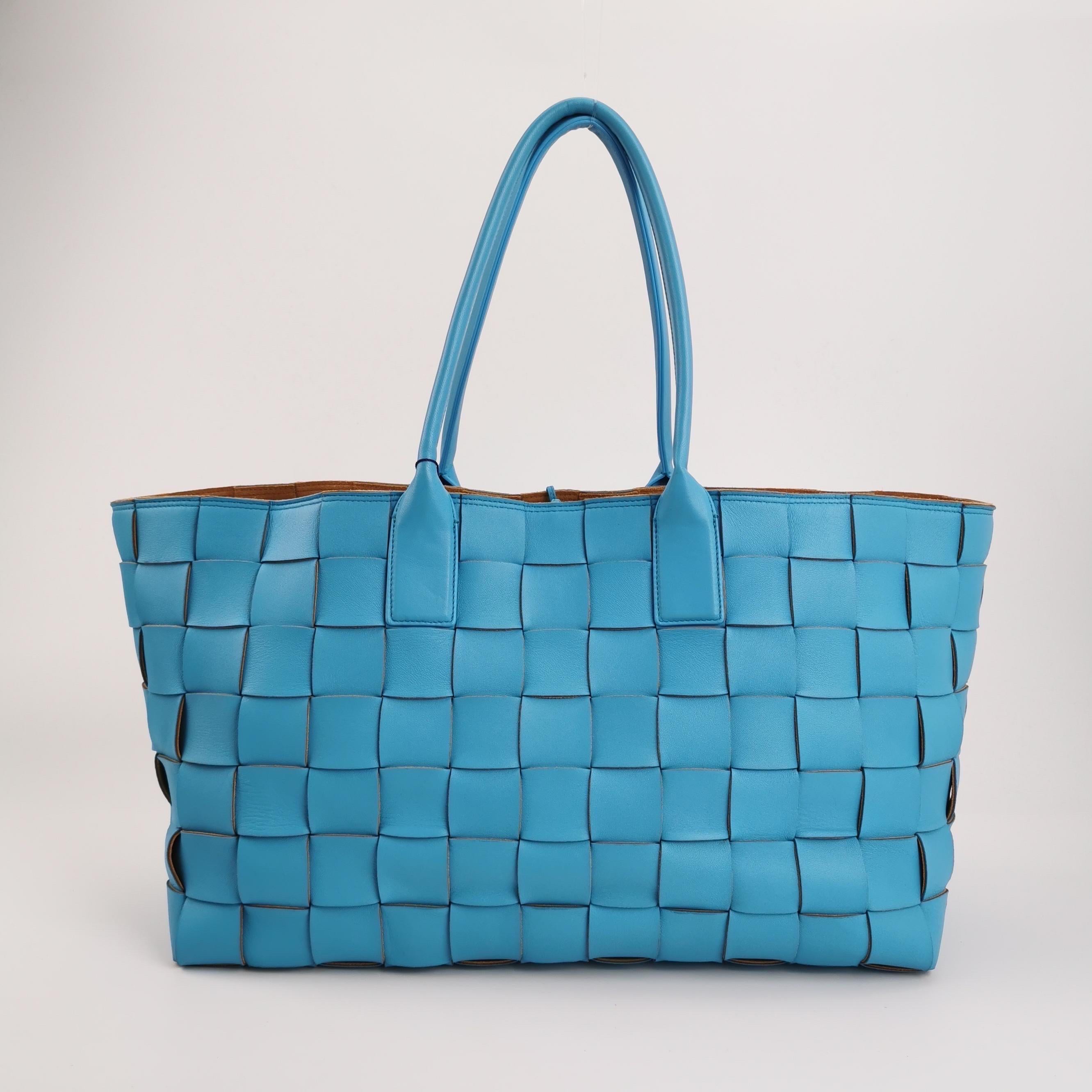 Bottega Veneta Cabat Large Bleu Large Intreccio Leather Brown Suede Tote Bag Excellent état - En vente à AUBERVILLIERS, FR