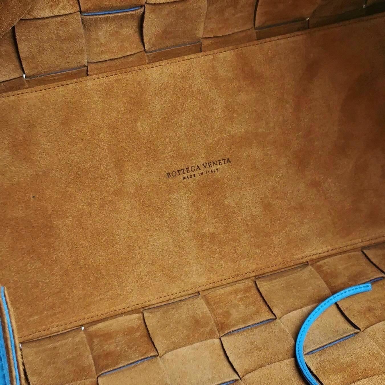 Bottega Veneta Cabat Large Bleu Large Intreccio Leather Brown Suede Tote Bag en vente 2
