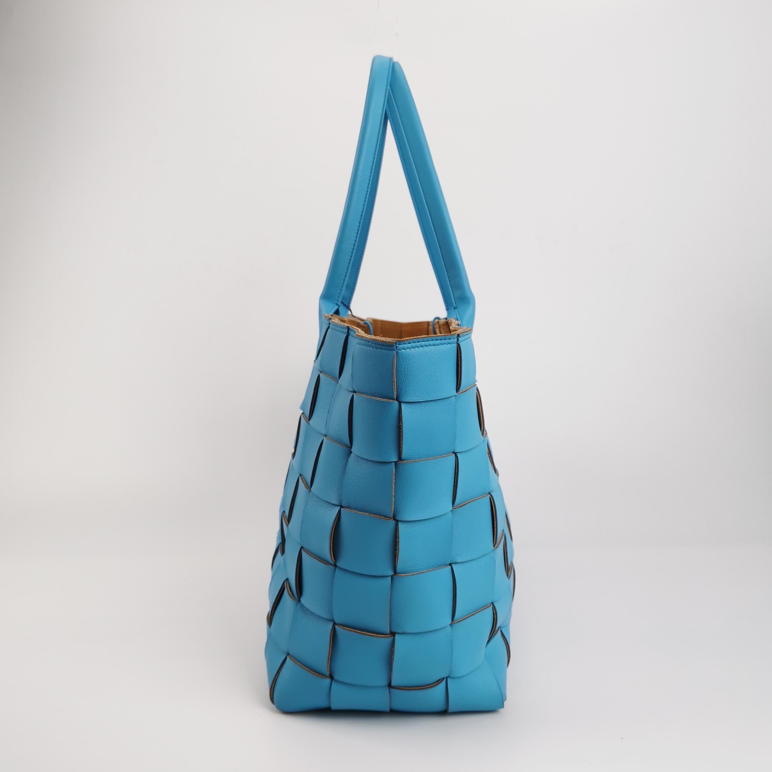 Bottega Veneta Cabat Large Bleu Large Intreccio Leather Brown Suede Tote Bag en vente 3