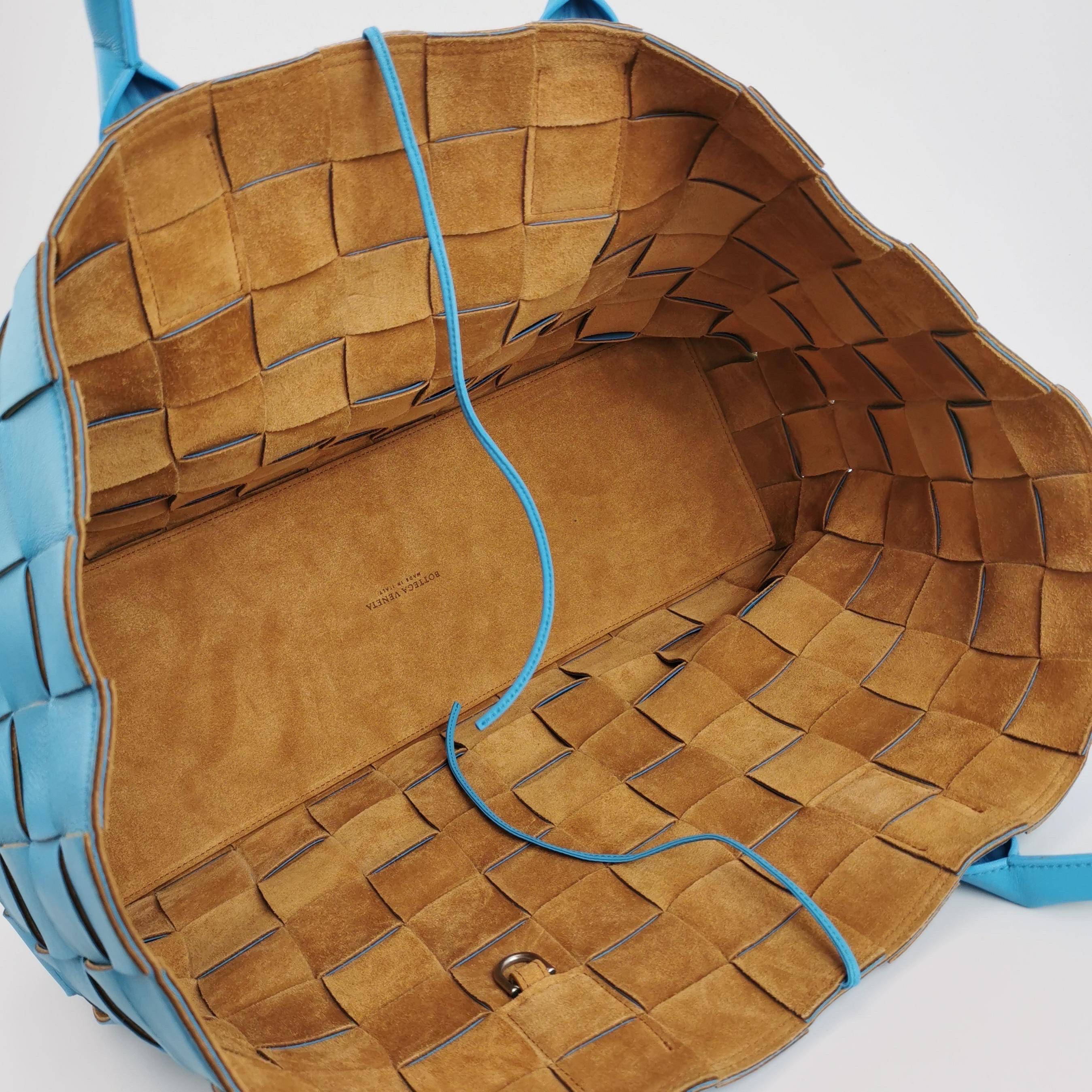 Bottega Veneta Cabat Large Bleu Large Intreccio Leather Brown Suede Tote Bag en vente 5