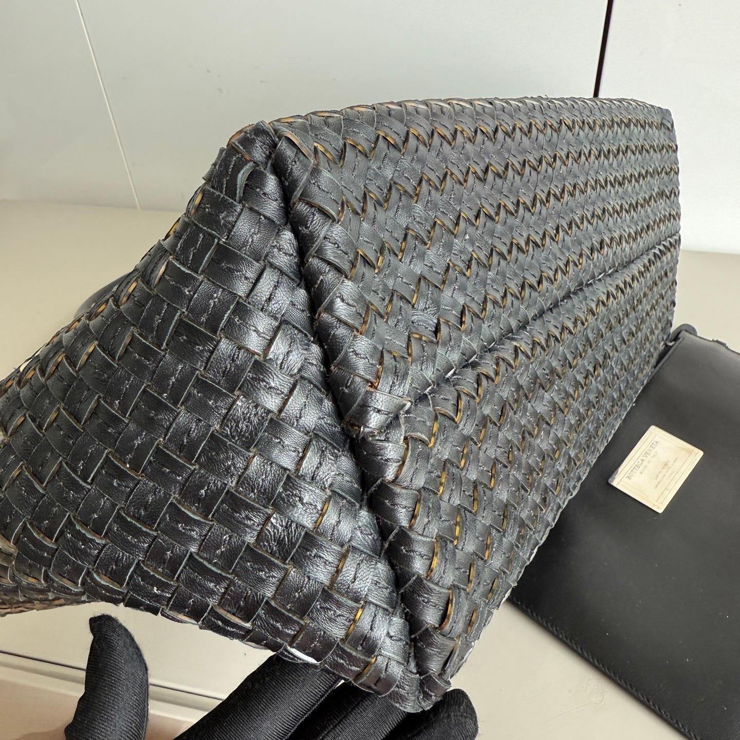 Bottega Veneta Cabat Large Intreccio Black and Transparent Leather and PVC Tote For Sale 7