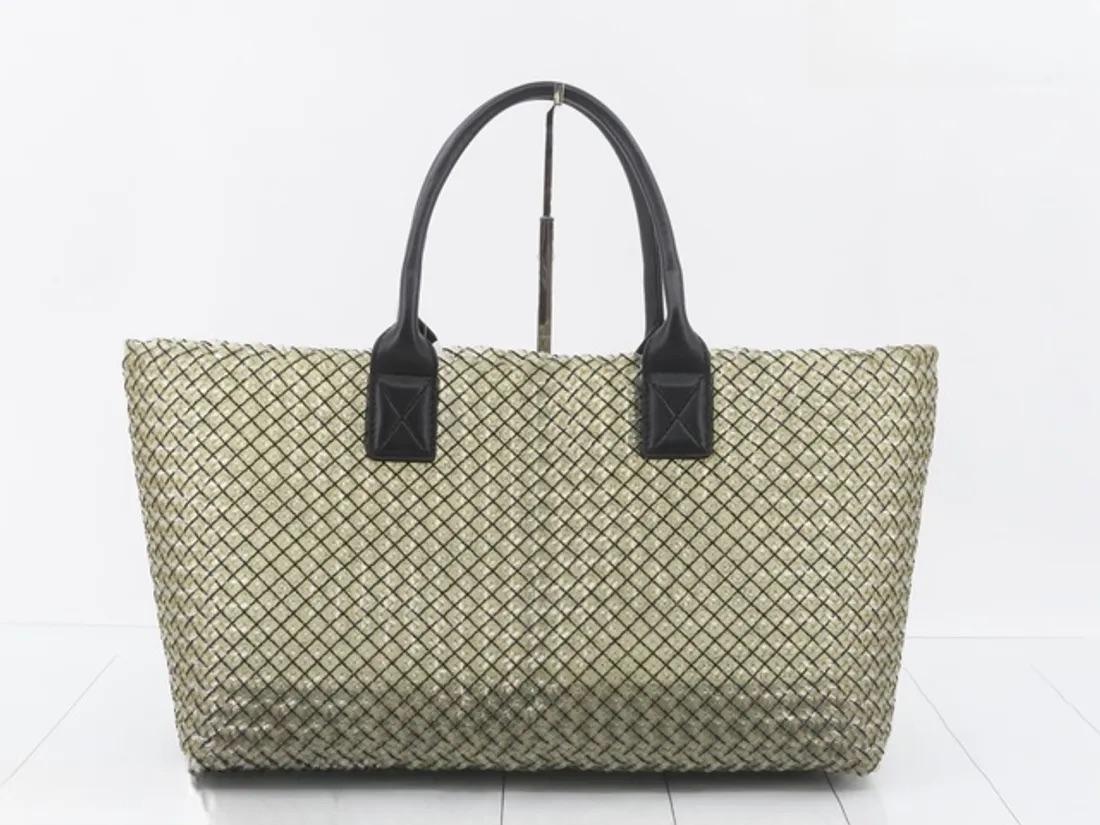 Scopri il lusso sofisticato della Bottega Veneta Cabat Intreccio Leather Tote Bag. Goditi il suo elegante design di culto, realizzato a mano in una lussuosa pelle di vitello con il caratteristico intreccio. 

Ogni Cabat richiede a ciascun artigiano