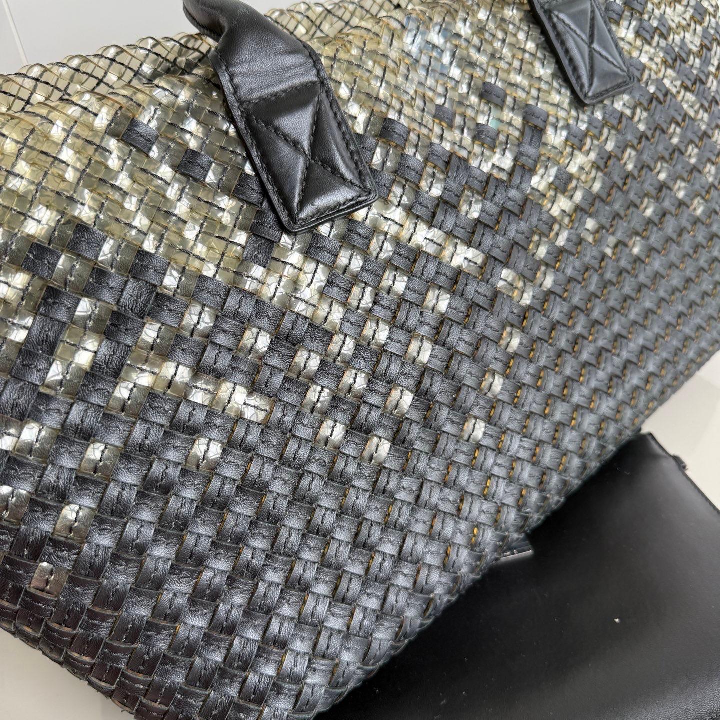 Bottega Veneta Cabat Large Intreccio Black and Transparent Leather and PVC Tote In Excellent Condition For Sale In AUBERVILLIERS, FR