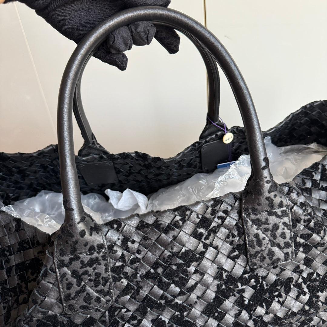 Bottega Veneta Cabat Large Intreccio Black Leather and Velvet 48cm For Sale 6
