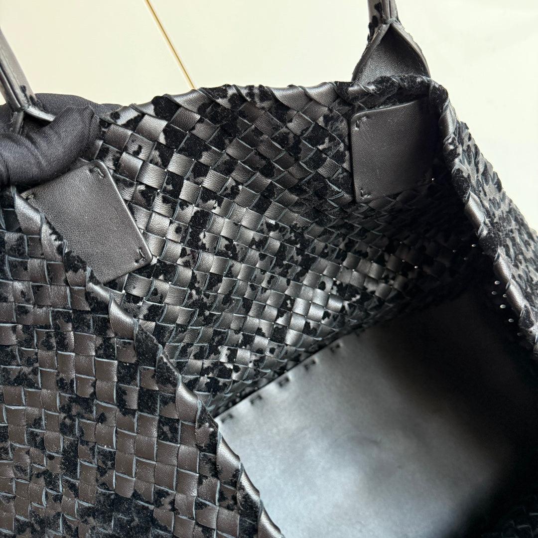 Bottega Veneta Cabat Large Intreccio Black Leather and Velvet 48cm For Sale 14