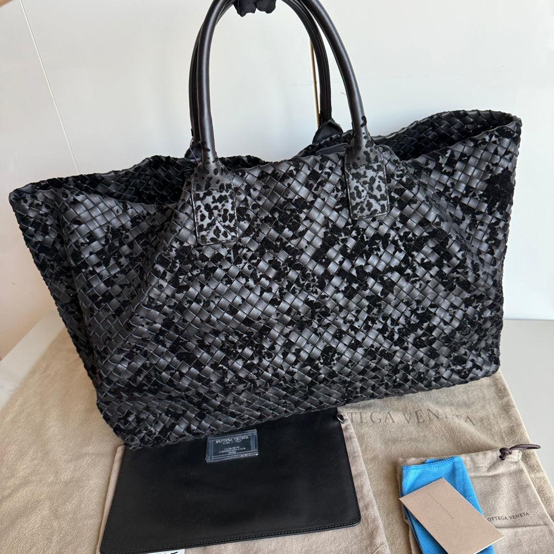 Bottega Veneta Cabat Large Intreccio Black Leather and Velvet 48cm
 These are professional photos of the actual bag.
 Discover the sophisticated luxury of the Bottega Veneta Cabat Intreccio Leather Tote Bag. Revel in its stylish cult design,
