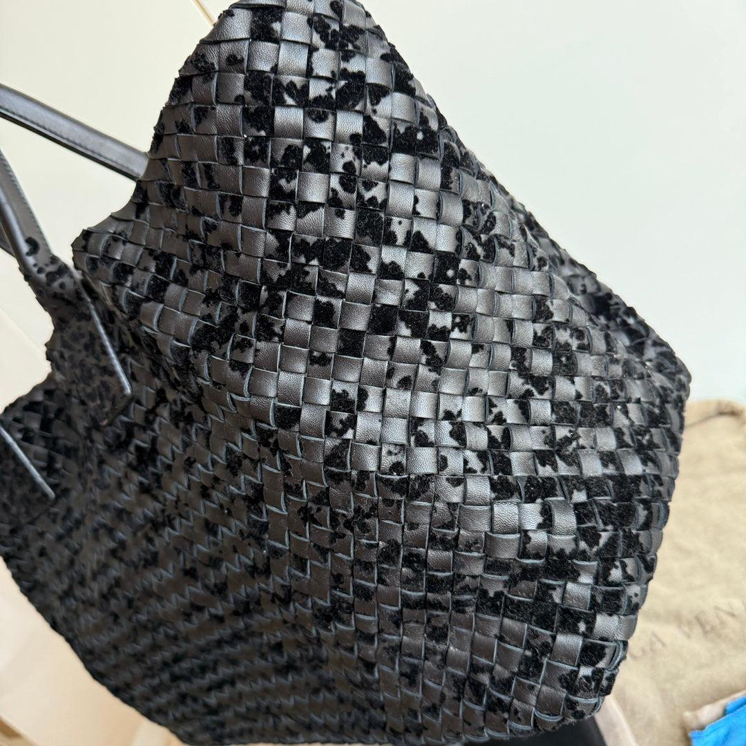 Women's Bottega Veneta Cabat Large Intreccio Black Leather and Velvet 48cm For Sale