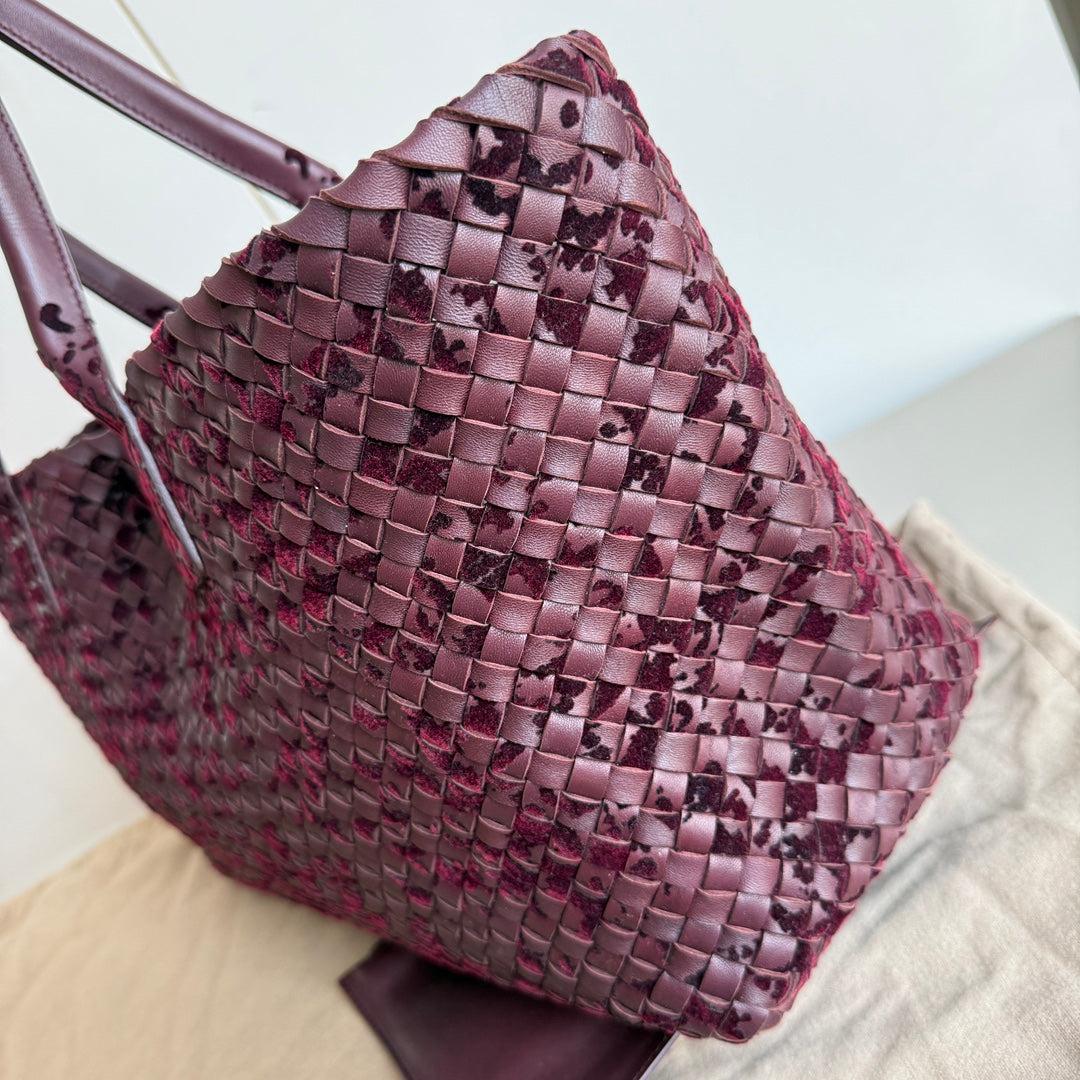 Bottega Veneta Cabat Large Intreccio Burgundy Leather and Velvet 40cm In New Condition In AUBERVILLIERS, FR