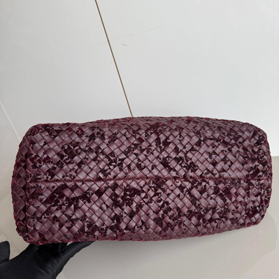 Women's Bottega Veneta Cabat Large Intreccio Burgundy Leather and Velvet 40cm For Sale