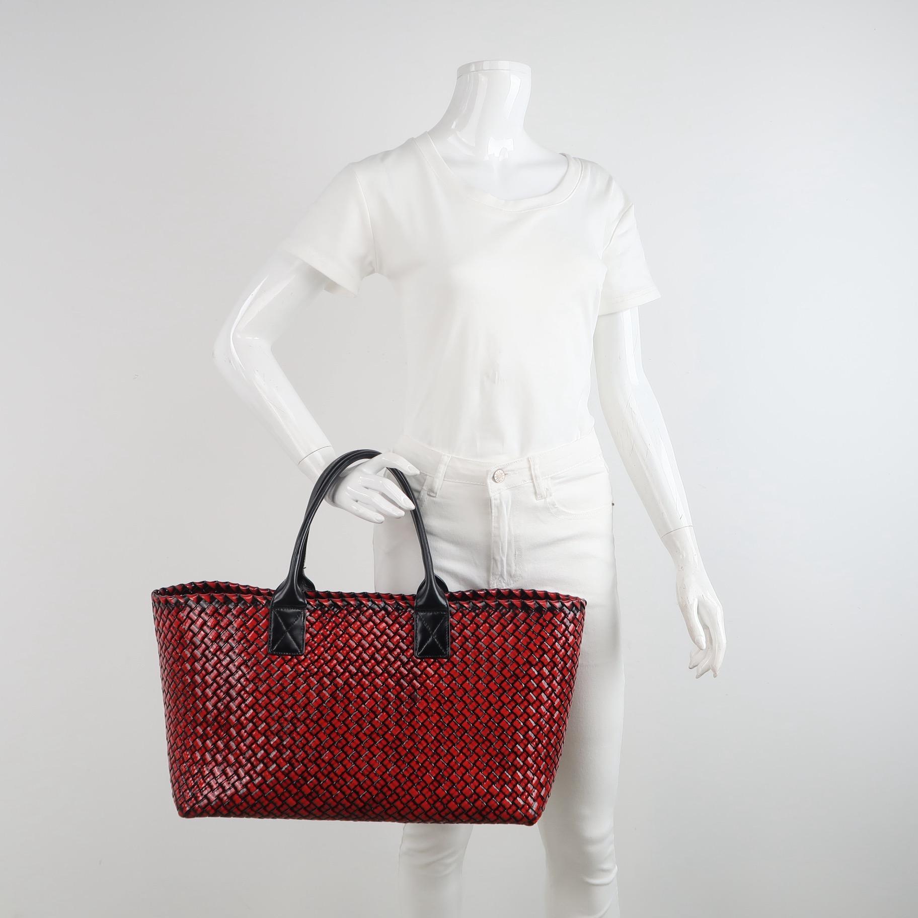 Bottega Veneta Cabat Large Intreccio Borgogna in vernice 40cm
Queste sono foto professionali della borsa offerta da Luxbags.
Scopri il lusso sofisticato della Bottega Veneta Cabat Intreccio Leather Tote Bag. Goditi il suo elegante design di culto,