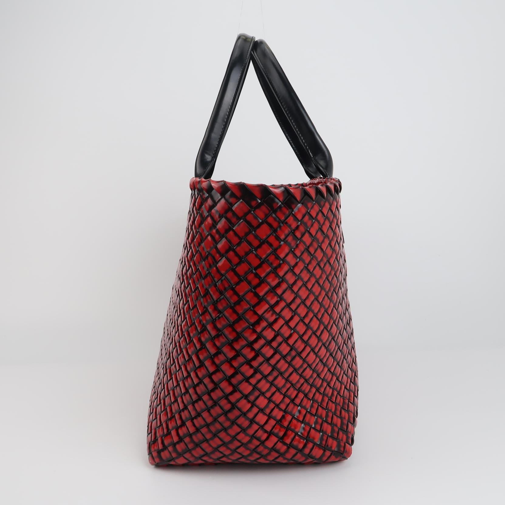 Bottega Veneta Cabat Large Intreccio Borgogna in vernice 40cm In condizioni buone in vendita a AUBERVILLIERS, FR