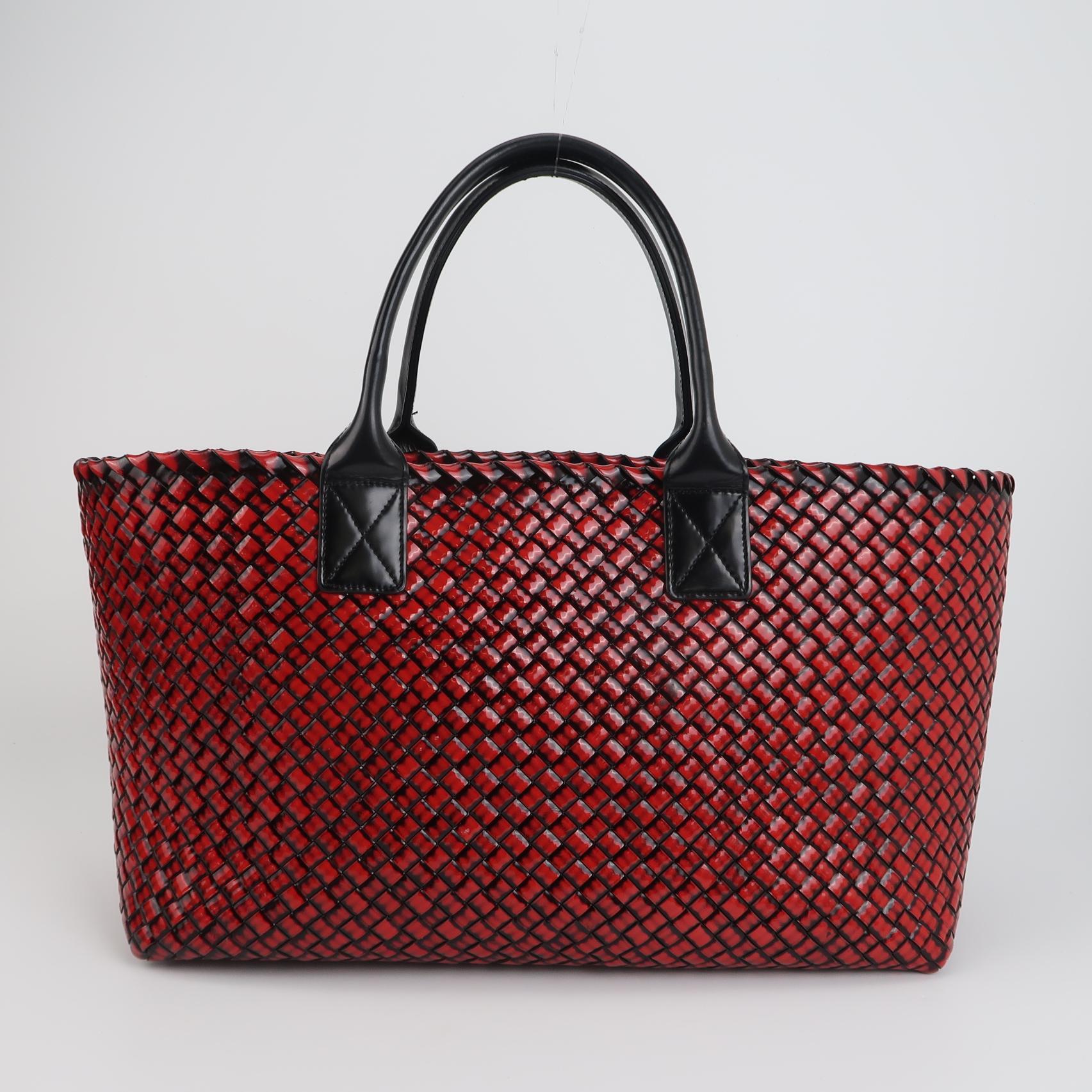 Donna Bottega Veneta Cabat Large Intreccio Borgogna in vernice 40cm in vendita