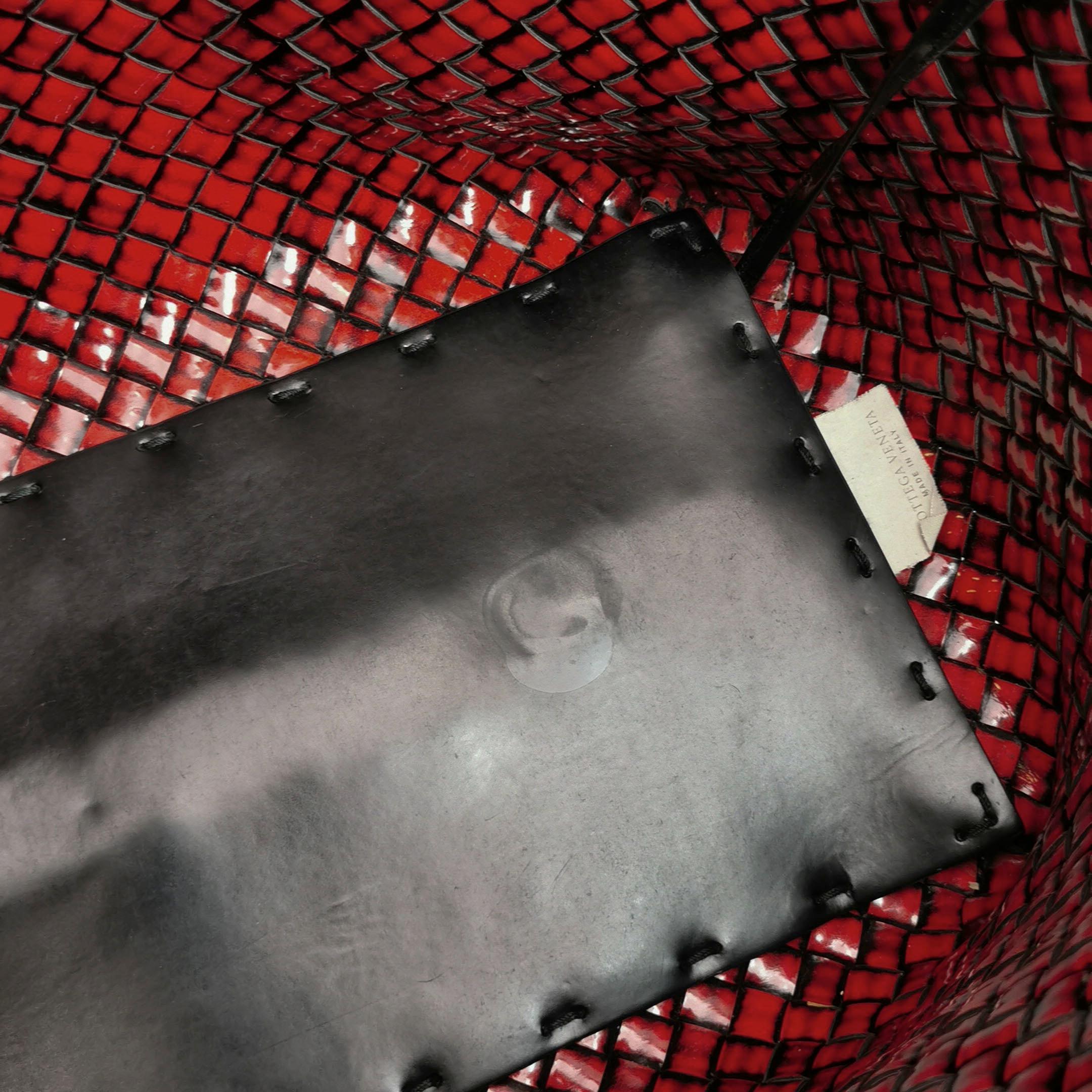 Bottega Veneta Cabat Large Intreccio Borgogna in vernice 40cm in vendita 4