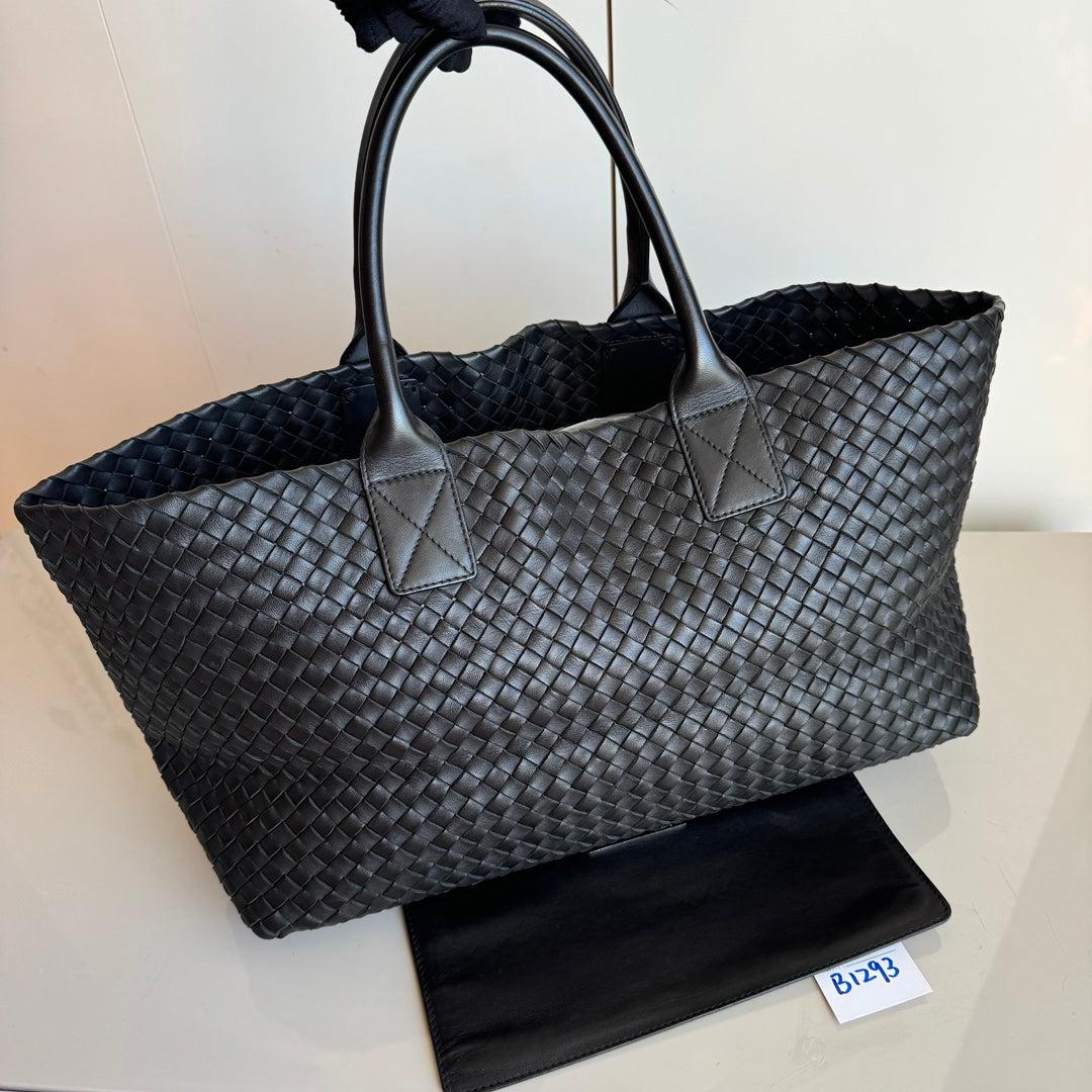 Bottega Veneta Cabat Large Intreccio Leather Tote Bag Black 40cm
  These are professional photos of the actual bag offered by Luxbags.
  Discover the sophisticated luxury of the Bottega Veneta Cabat Intreccio Leather Tote Bag. Revel in its stylish