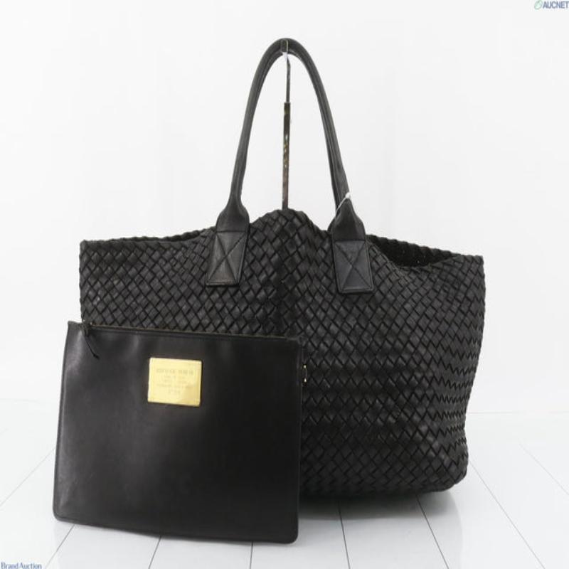 Bottega Veneta Cabat Large Intreccio Leather Tote Bag Black 40cm
 These are professional photos of the actual bag.
 Discover the sophisticated luxury of the Bottega Veneta Cabat Intreccio Leather Tote Bag. Revel in its stylish cult design,