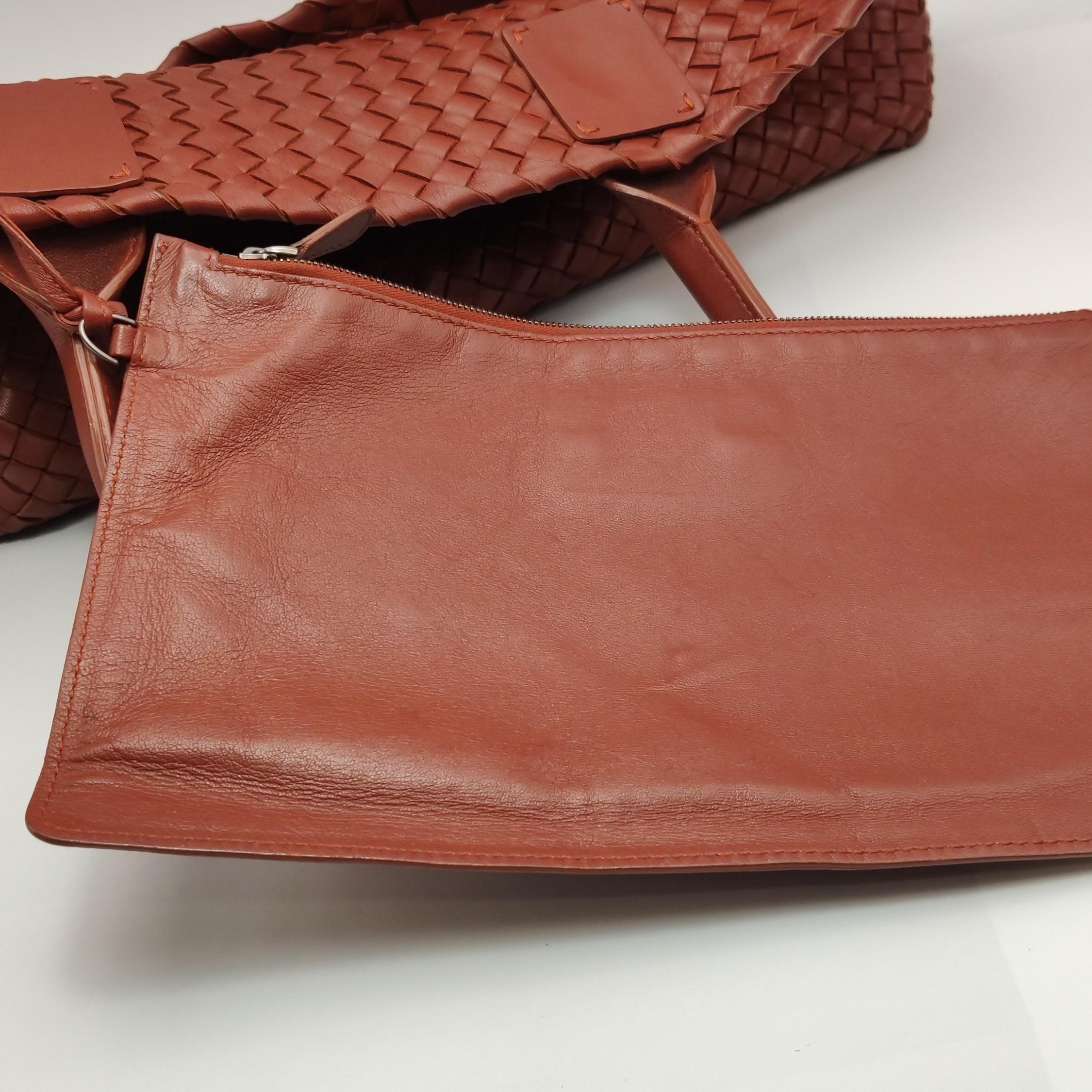 Bottega Veneta Cabat Large Intreccio Leather Tote Bag Brick Red 41.5cm en vente 14