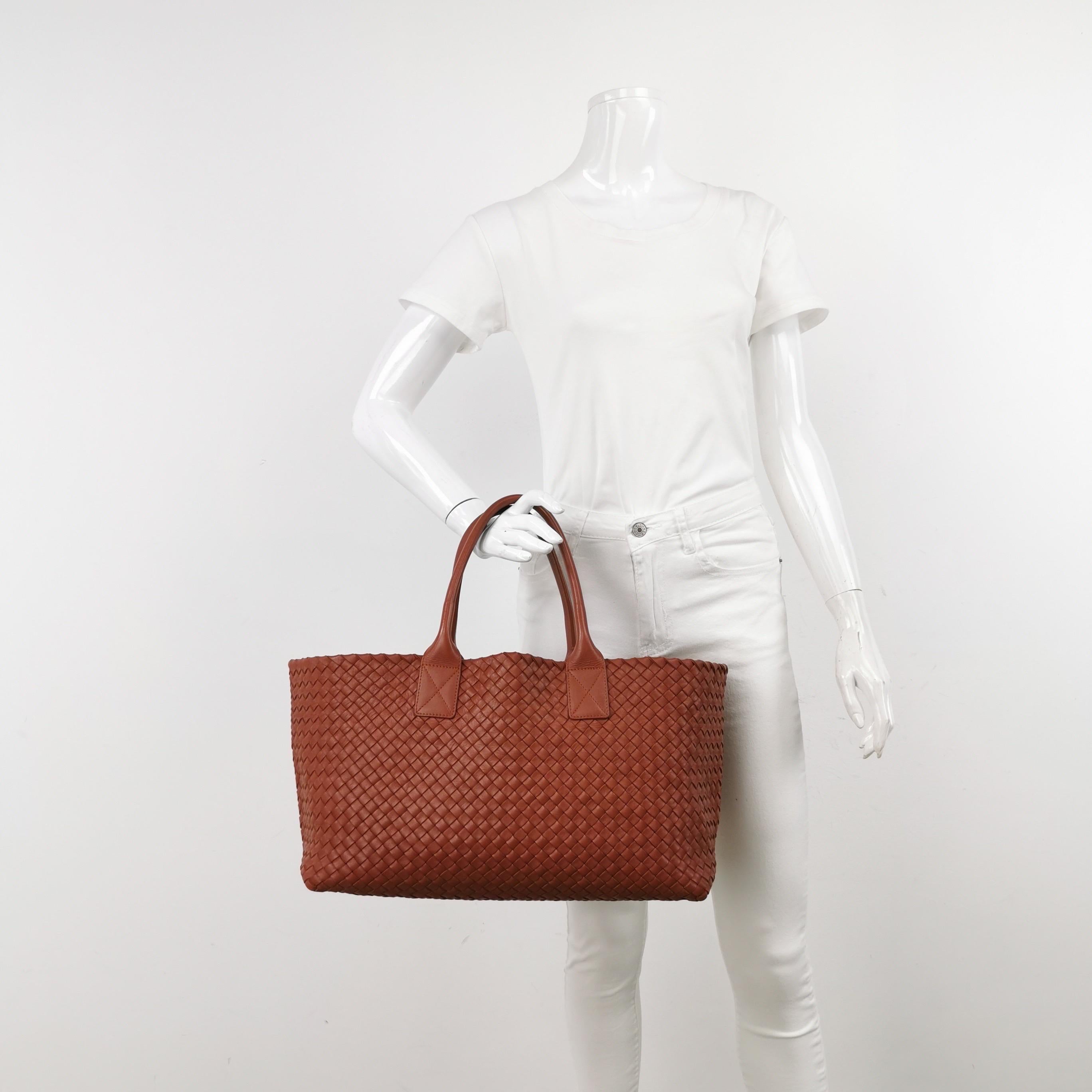 Découvrez le luxe sophistiqué du sac fourre-tout en cuir Bottega Veneta Cabat Intreccio. Vous serez séduit par l'élégance de son design culte, réalisé à la main dans un luxueux cuir de veau avec le tissage intreccio emblématique. 

Les artisans de