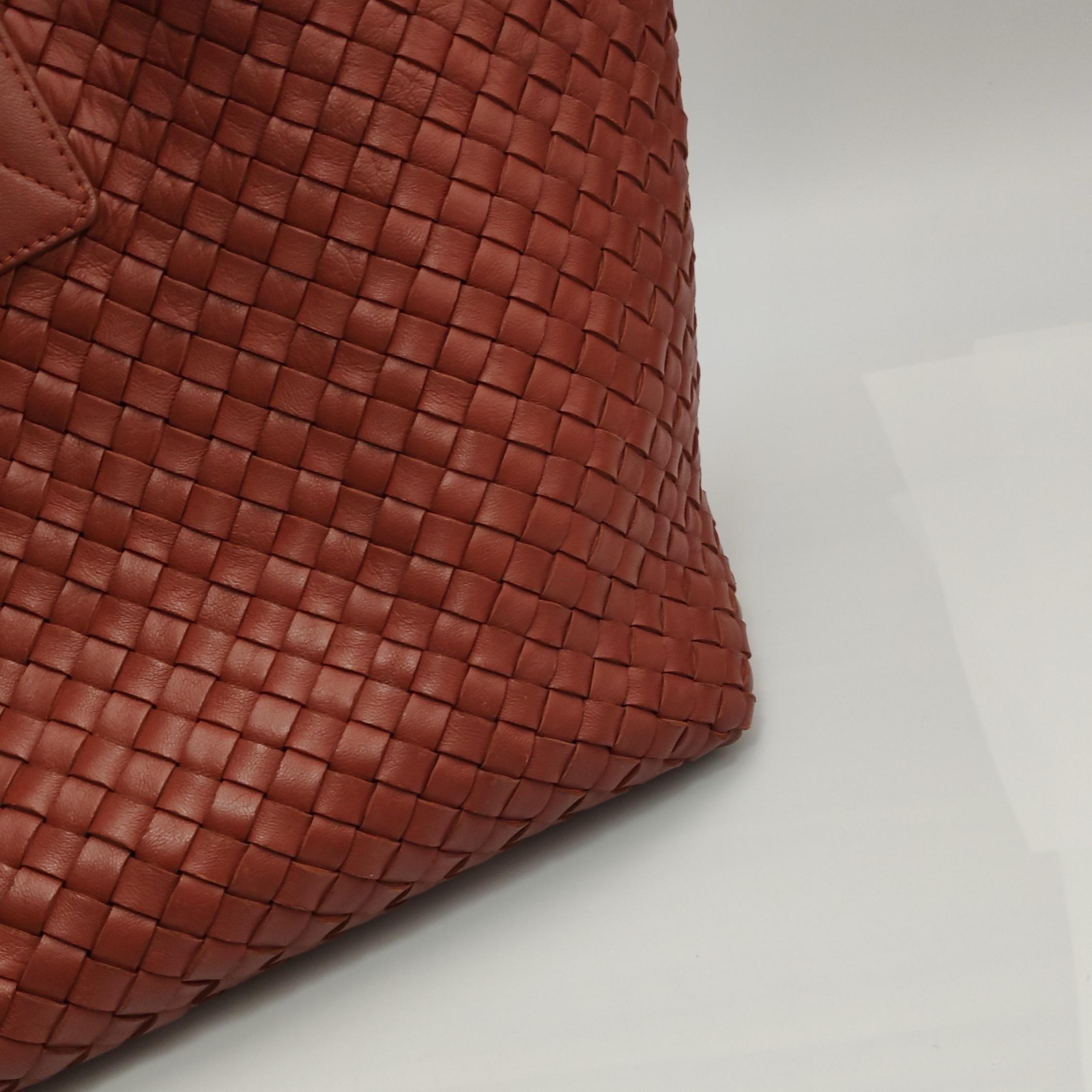 Bottega Veneta Cabat Large Intreccio Leather Tote Bag Brick Red 41.5cm en vente 15