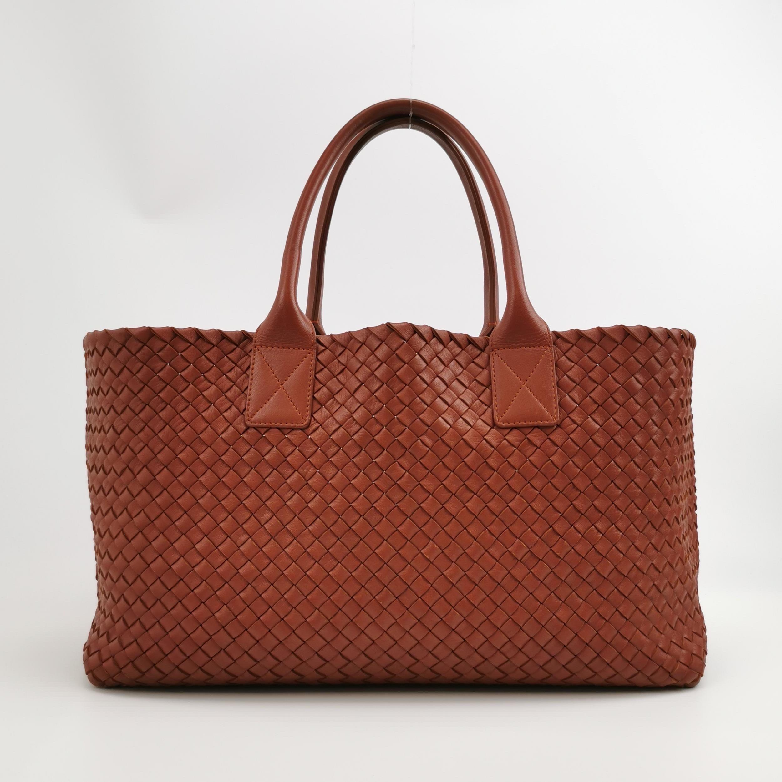 Bottega Veneta Cabat Large Intreccio Leather Tote Bag Brick Red 41.5cm Bon état - En vente à AUBERVILLIERS, FR