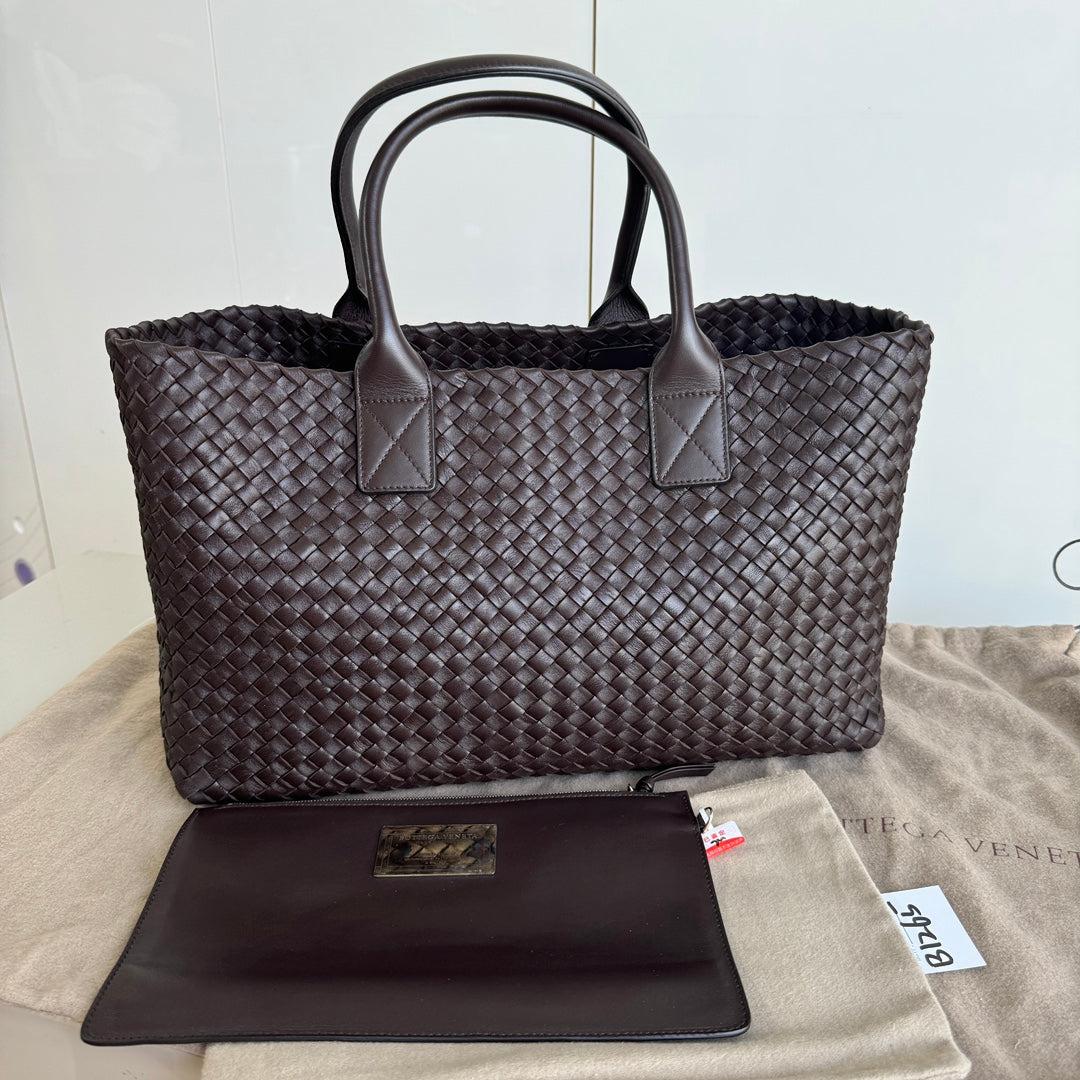 Bottega Veneta Cabat Large Intreccio Leather Tote Bag Dark Chocolate Brown 40cm

  Discover the sophisticated luxury of the Bottega Veneta Cabat Intreccio Leather Tote Bag. Revel in its stylish cult design, handcrafted in a luxurious calfskin