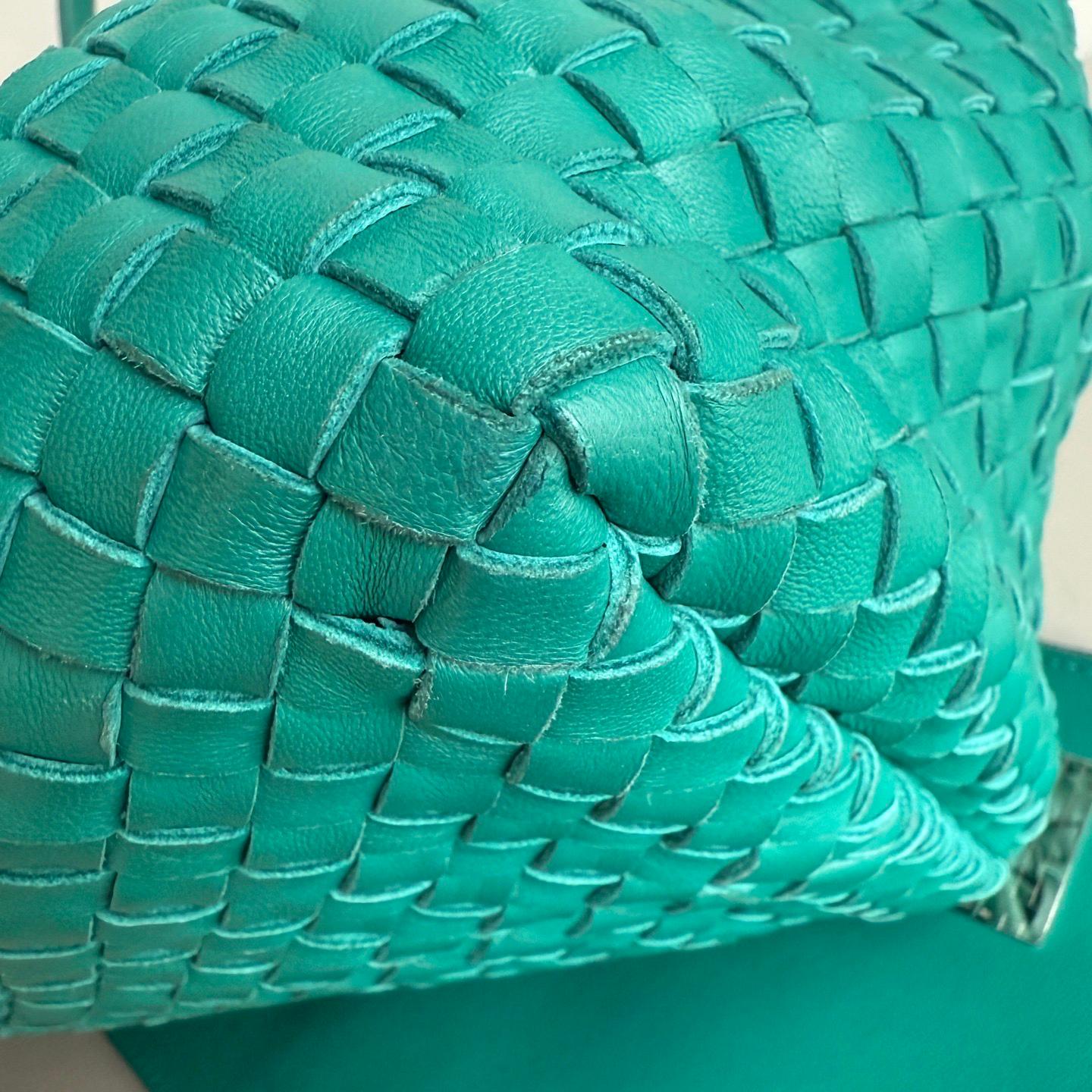 Bottega Veneta Cabat Large Intreccio Leather Tote Bag Green with Pouch 40cm For Sale 7