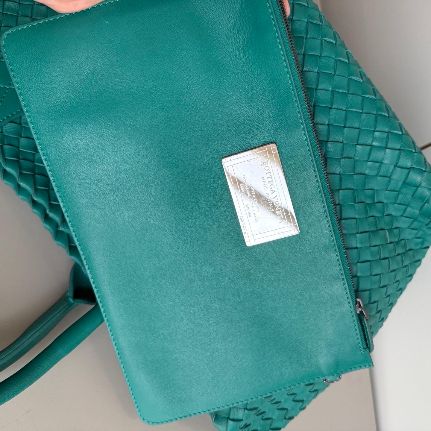 Bottega Veneta Cabat Large Intreccio Leather Tote Bag Green with Pouch 40cm For Sale 15