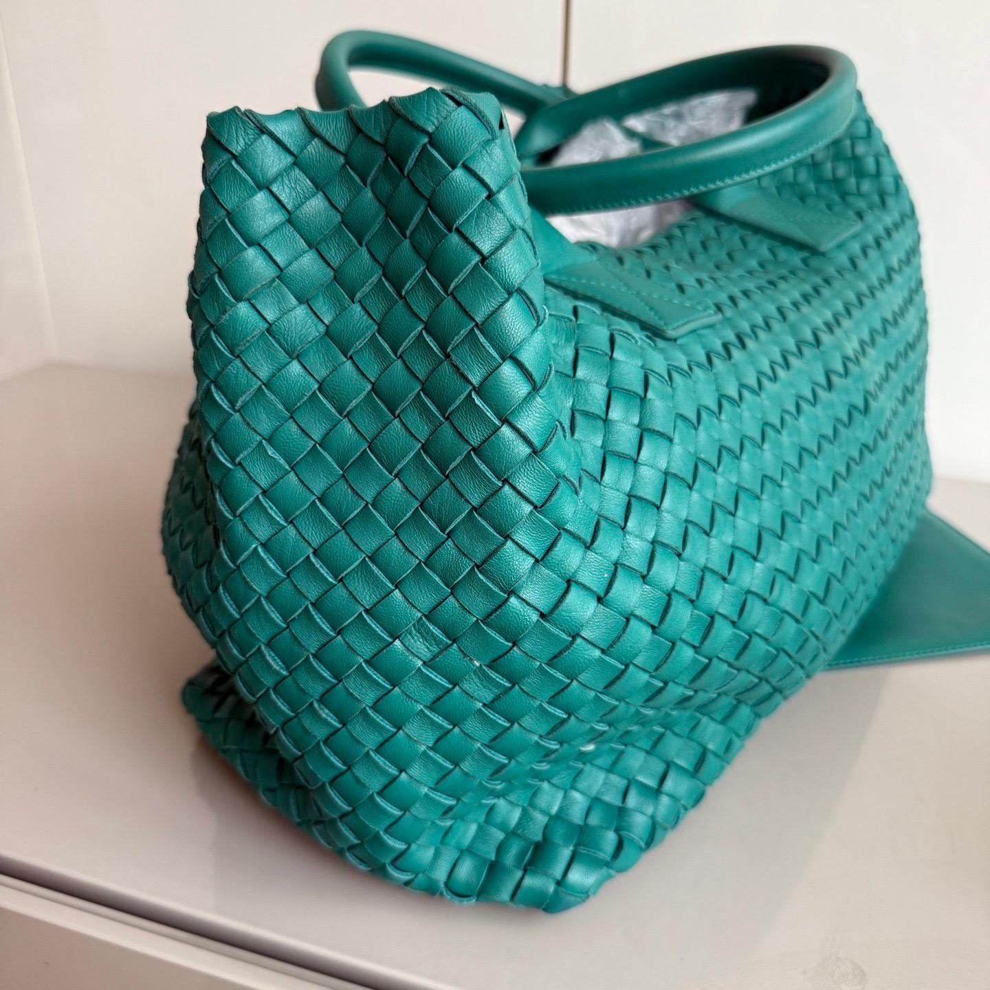 Bottega Veneta Cabat Large Intreccio Leather Tote Bag Green with Pouch 40cm
 These are professional photos of the actual bag offered by Luxbags.
 Discover the sophisticated luxury of the Bottega Veneta Cabat Intreccio Leather Tote Bag. Revel in its